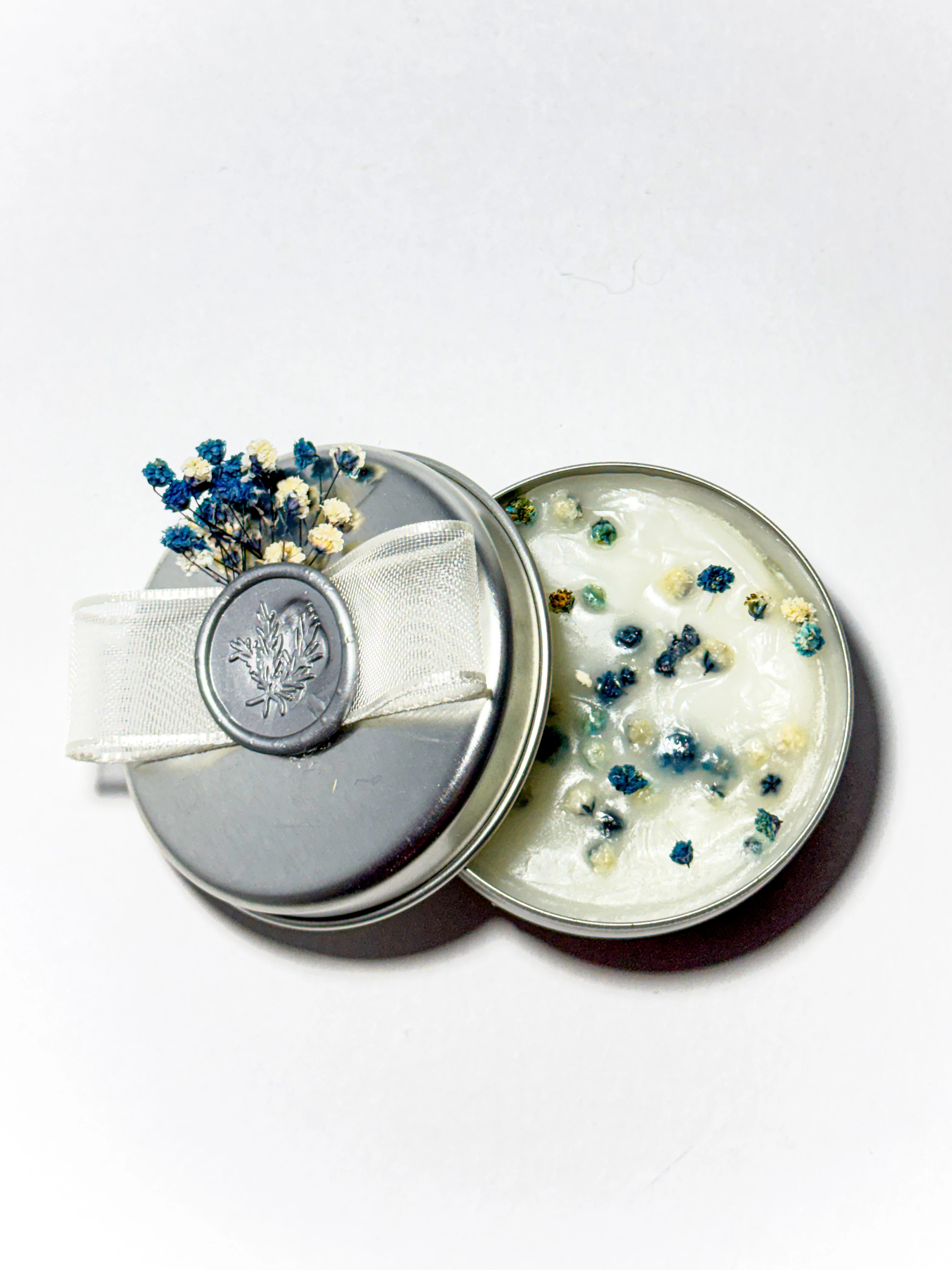 Teneke Kutuda Çiçek ve Mühür Süslemeli Kokulu Mum - 20 Adet - Doğum, Söz, Nişan, Düğün Hediyelikleri