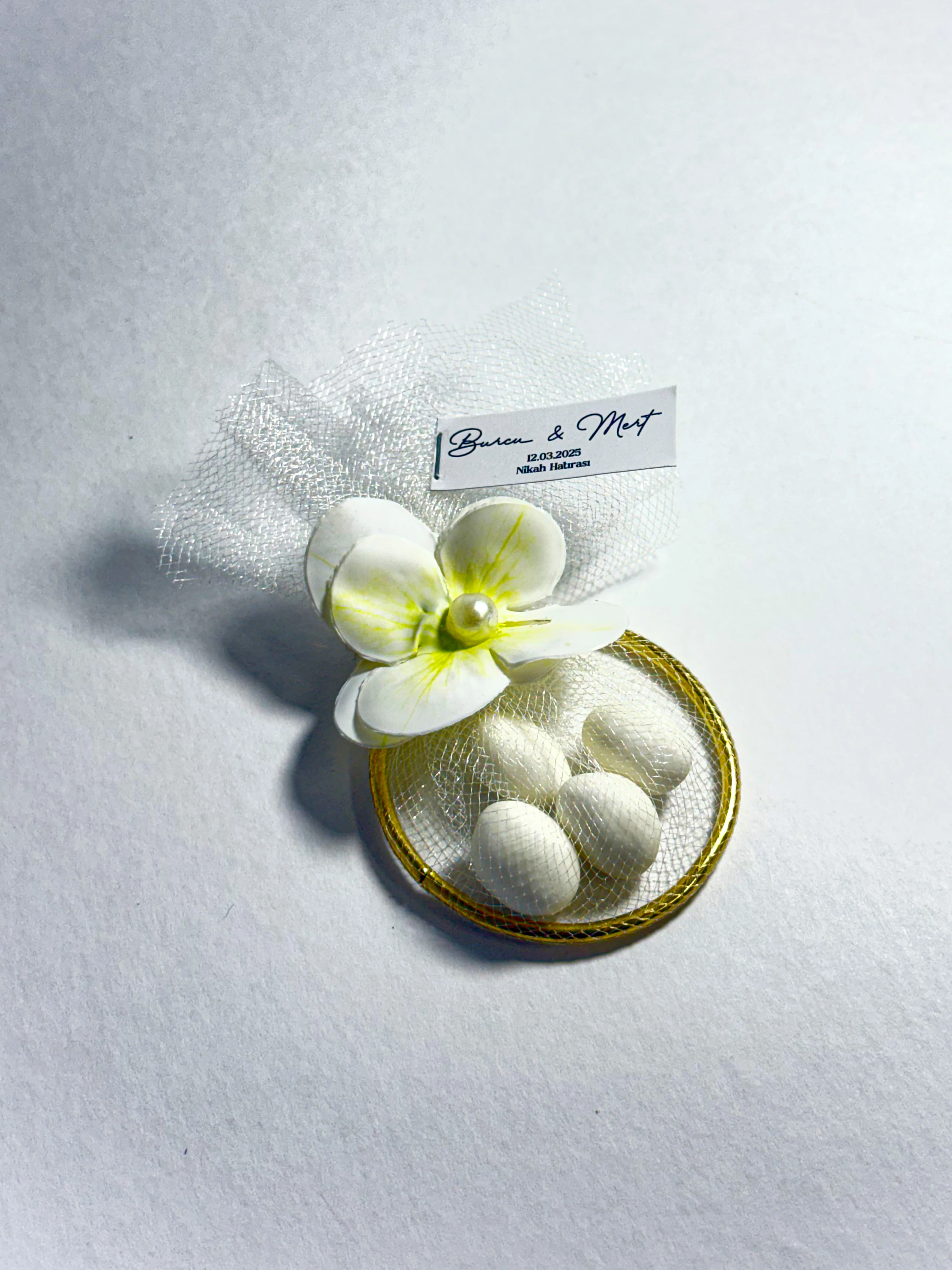 Tül ve Çiçek Süslemeli Halka İçinde Badem Şekeri - 20 Adet - Söz, Nişan, Düğün Hediyelikleri