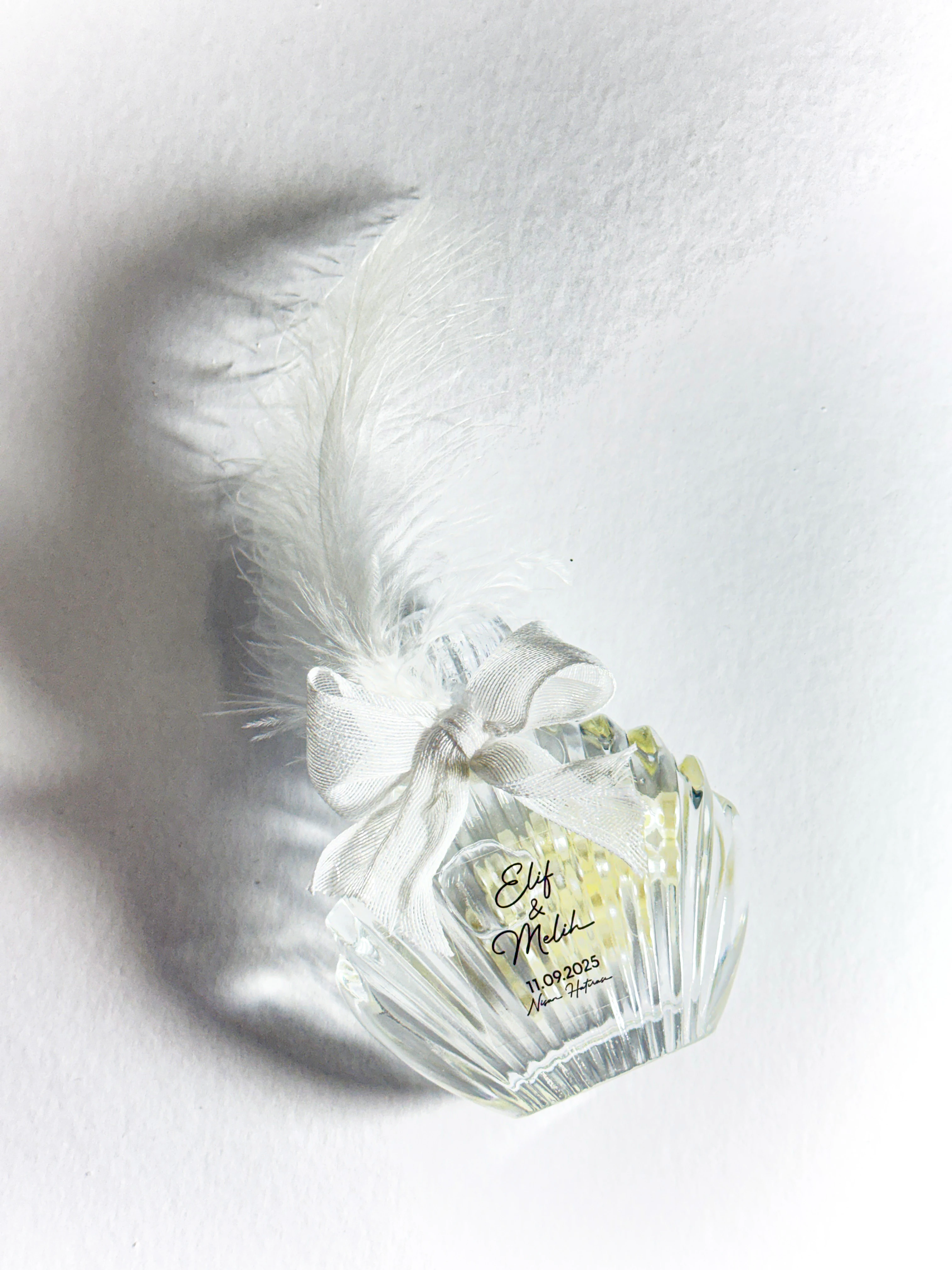 İstiridye Cam Şişede Dekoratif Kolonya - İnci ve Tüy Süslemeli- 20 Adet -Nişan, Düğün Hediyelikleri