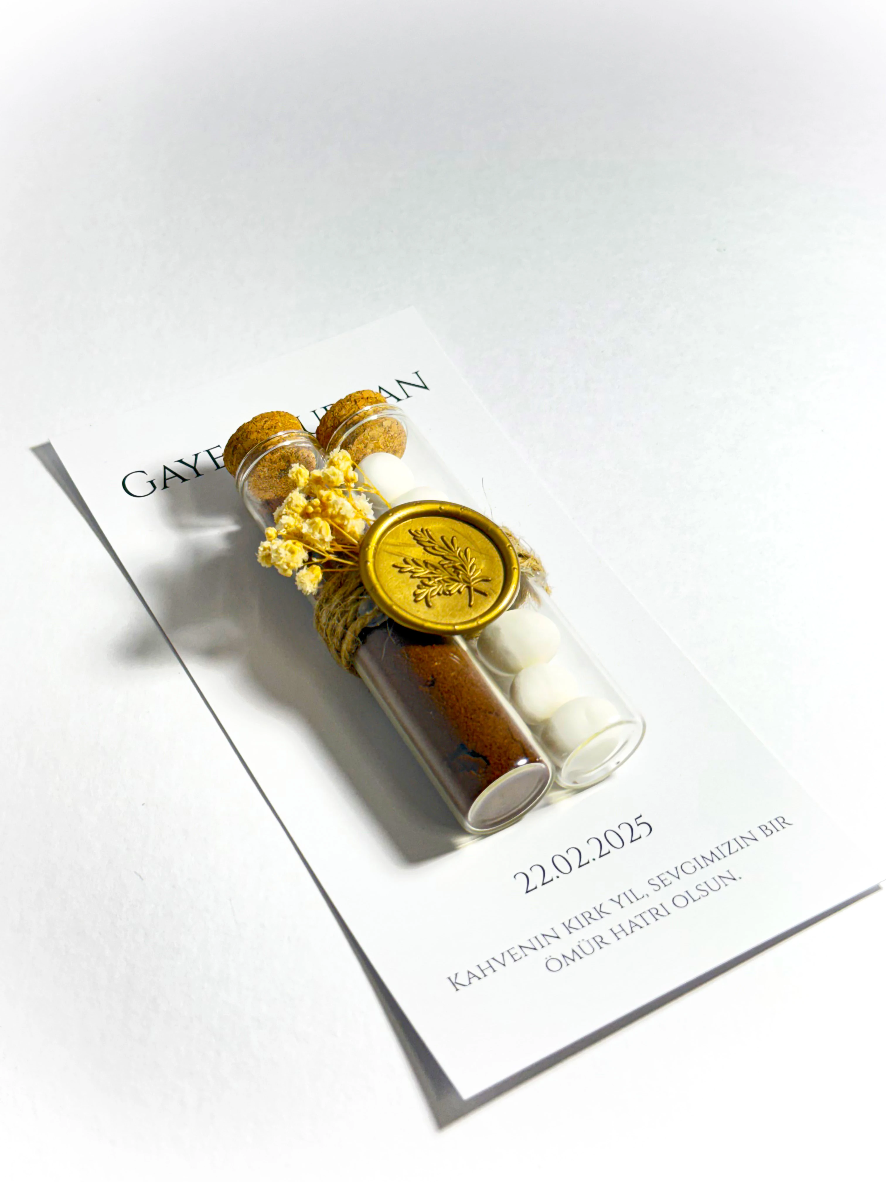 Çiçek ve Mühür Süslemeli Türk Kahvesi ve Badem Şekeri - 20 Adet - Söz, Nişan, Düğün Hediyelikleri