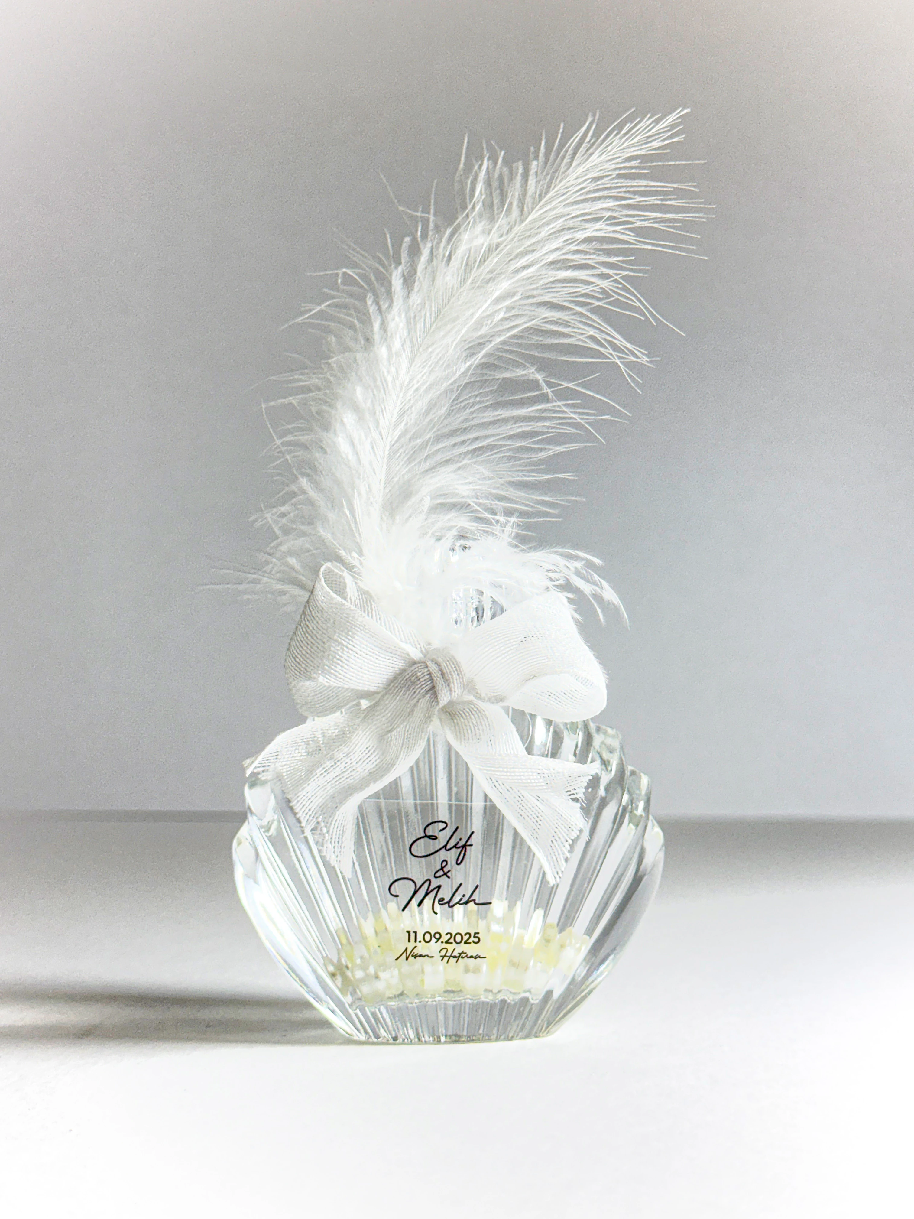 İstiridye Cam Şişede Dekoratif Kolonya - İnci ve Tüy Süslemeli- 20 Adet -Nişan, Düğün Hediyelikleri