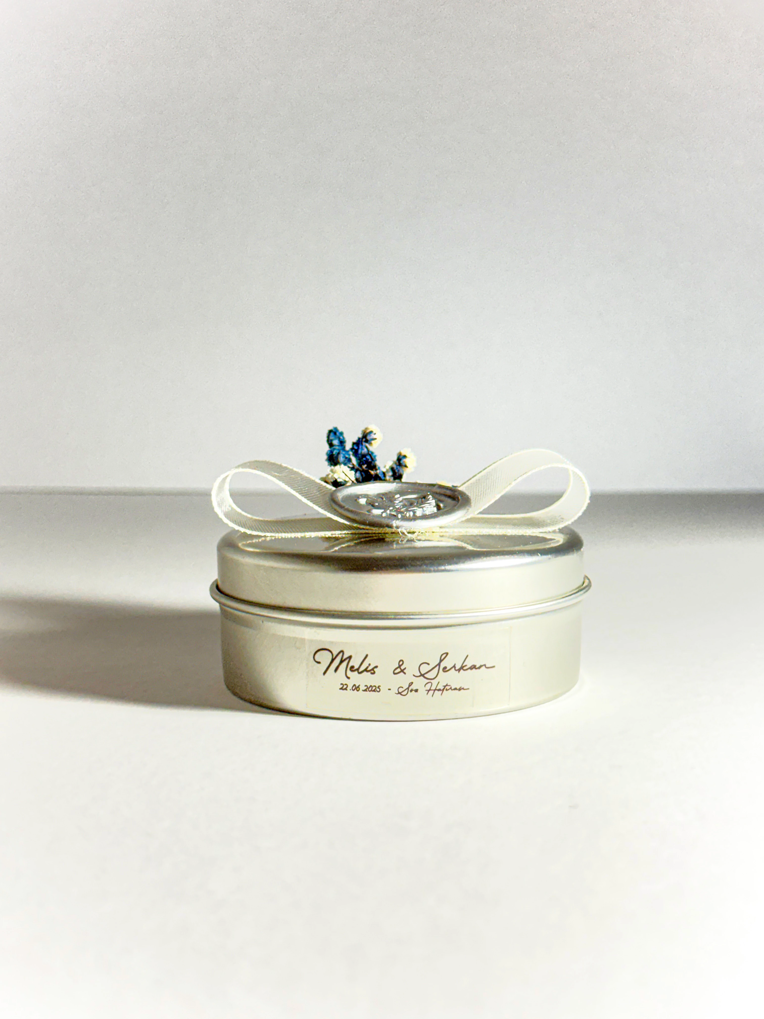 Teneke Kutuda Çiçek ve Mühür Süslemeli Kokulu Mum - 20 Adet - Doğum, Söz, Nişan, Düğün Hediyelikleri