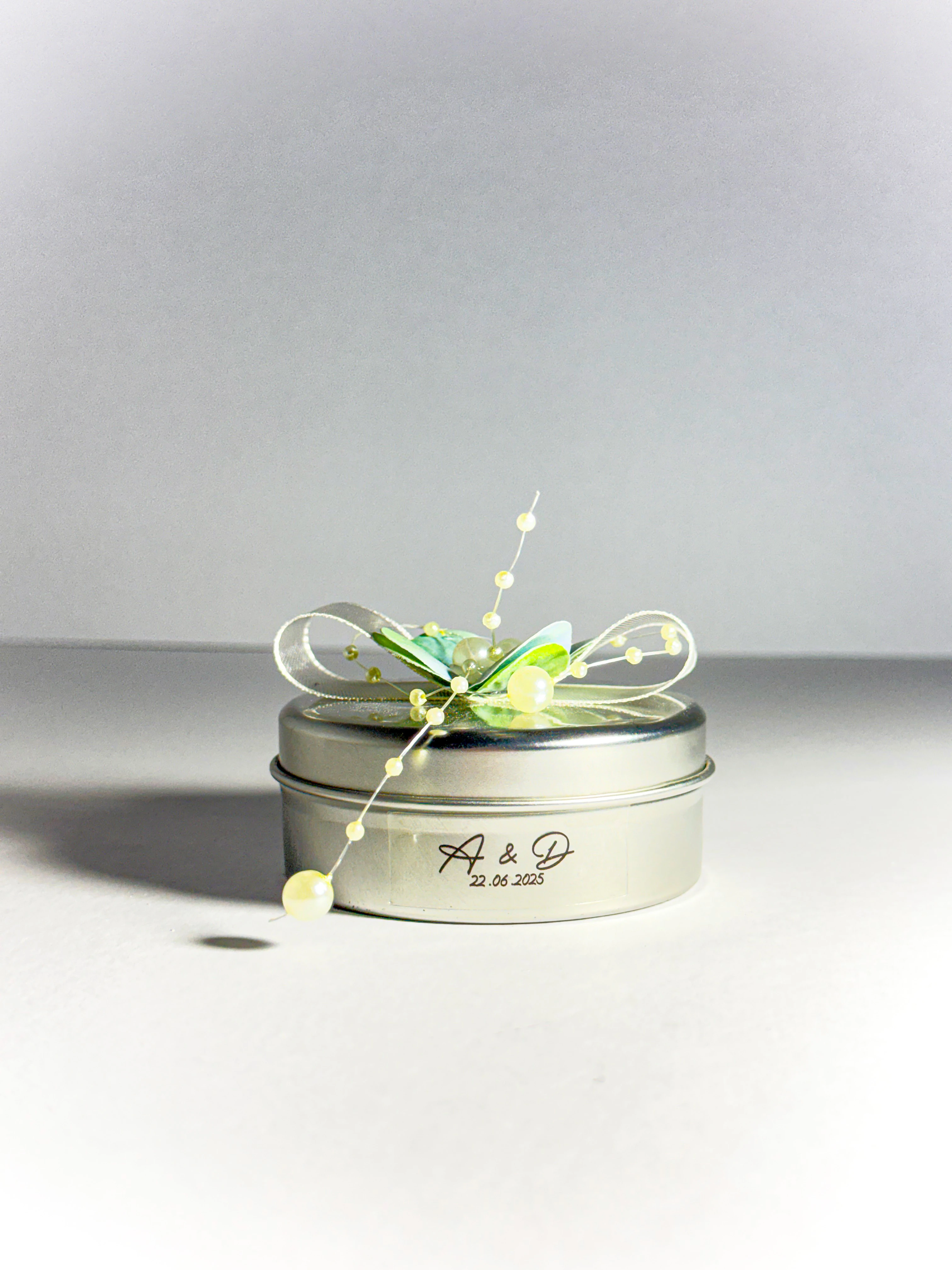 Teneke Kutuda Çiçek ve İnci Süslemeli Kokulu Mum - 20 Adet - Doğum, Söz, Nişan, Düğün Hediyelikleri