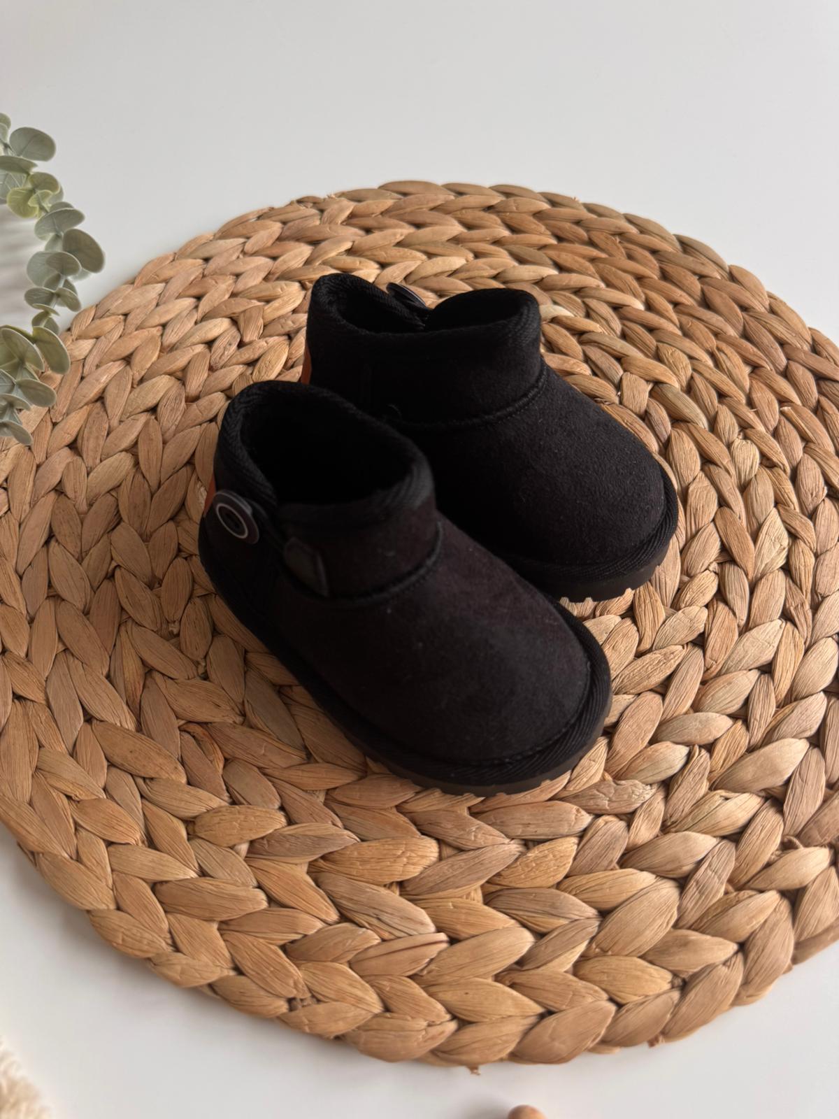 Siyah Düğme Detaylı Ayakkabı