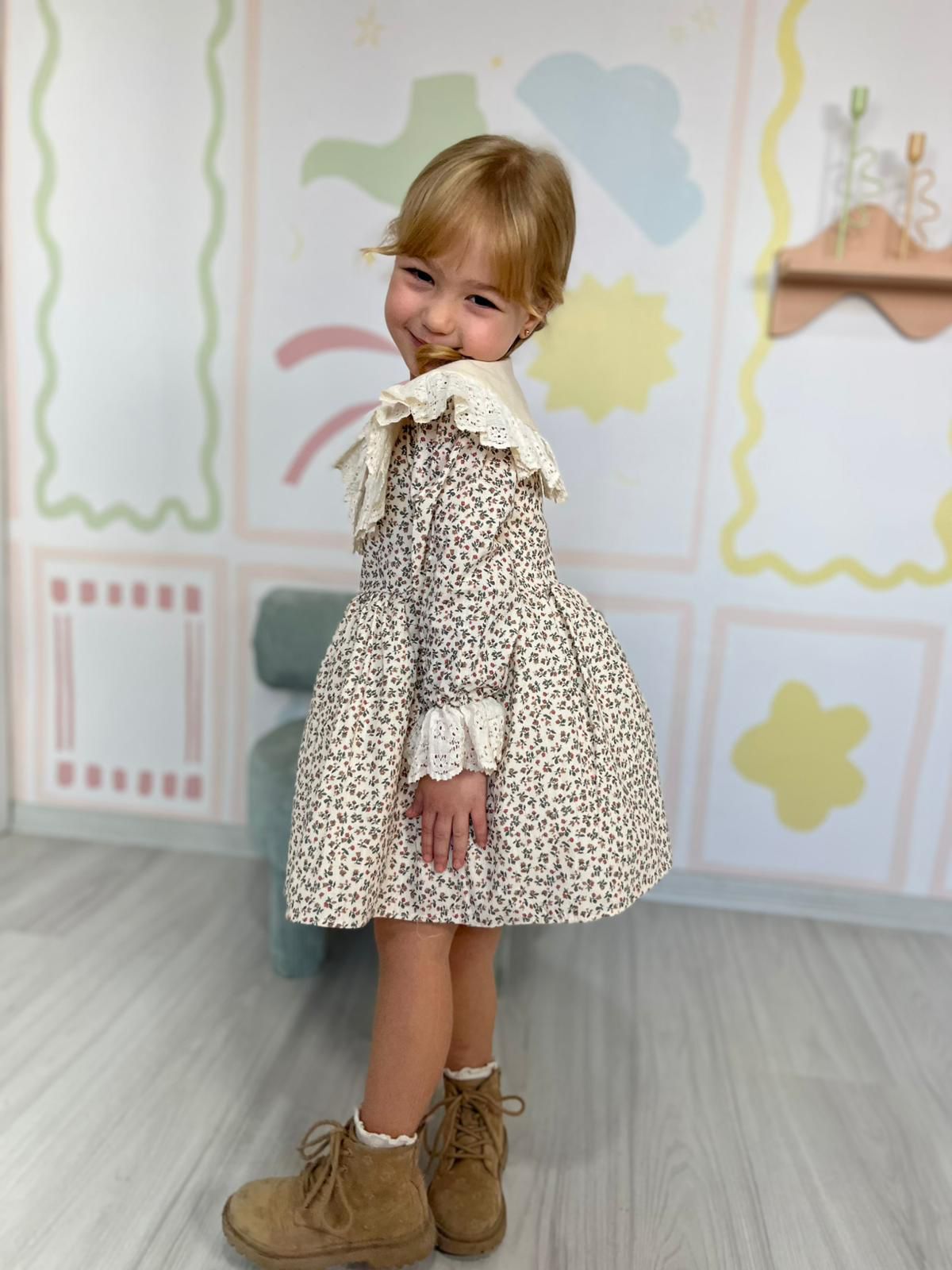 Çiçek Detaylı Yakalı Elbise