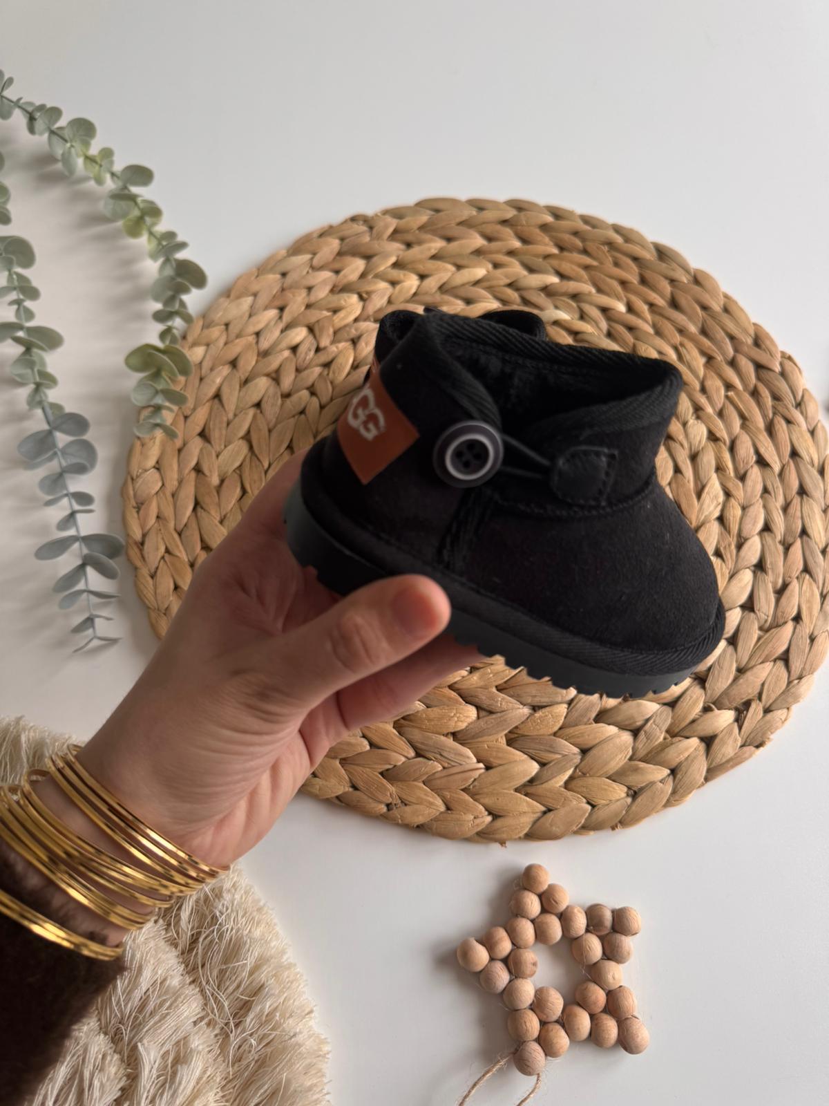 Siyah Düğme Detaylı Ayakkabı