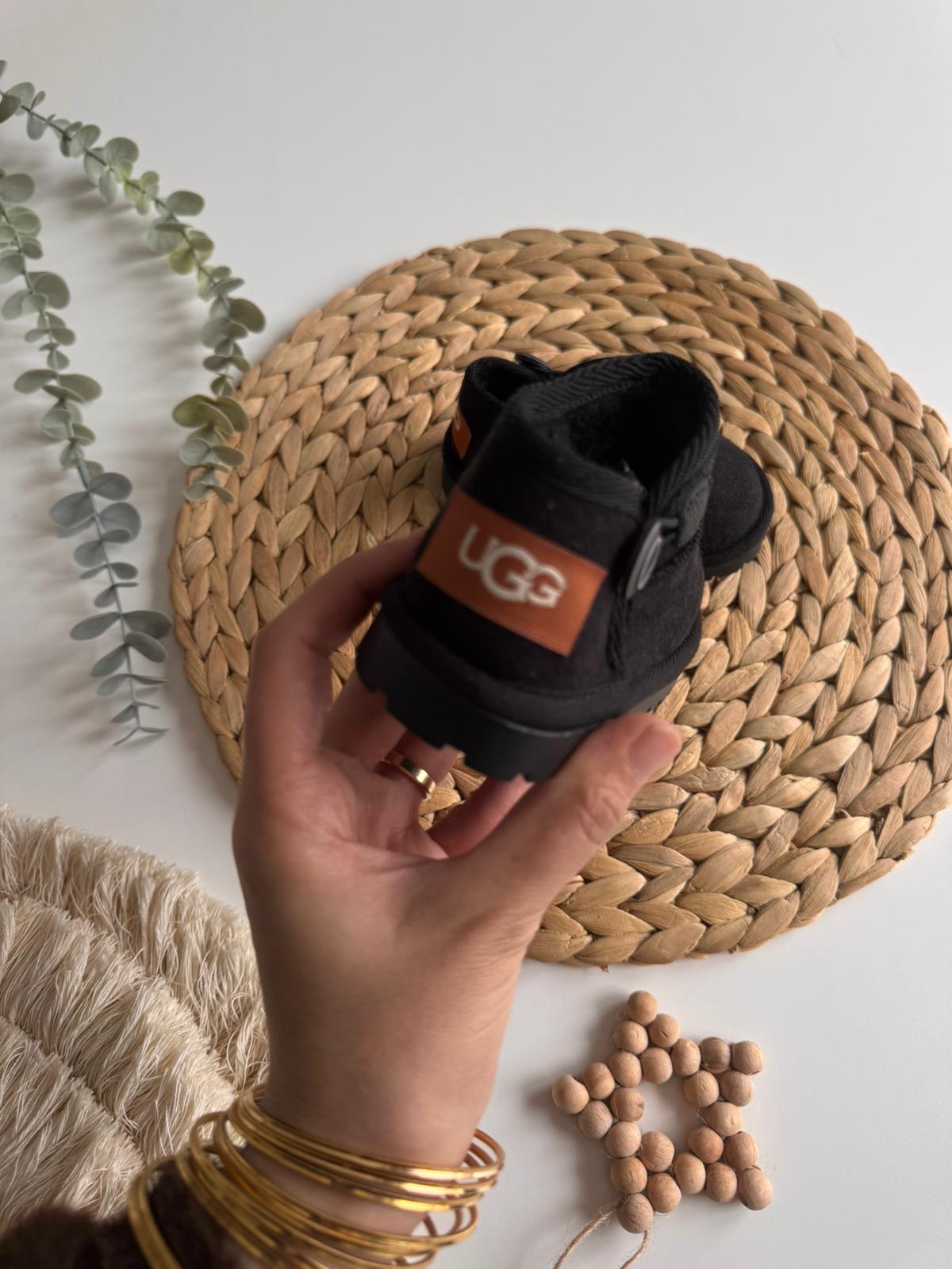 Siyah Düğme Detaylı Ayakkabı