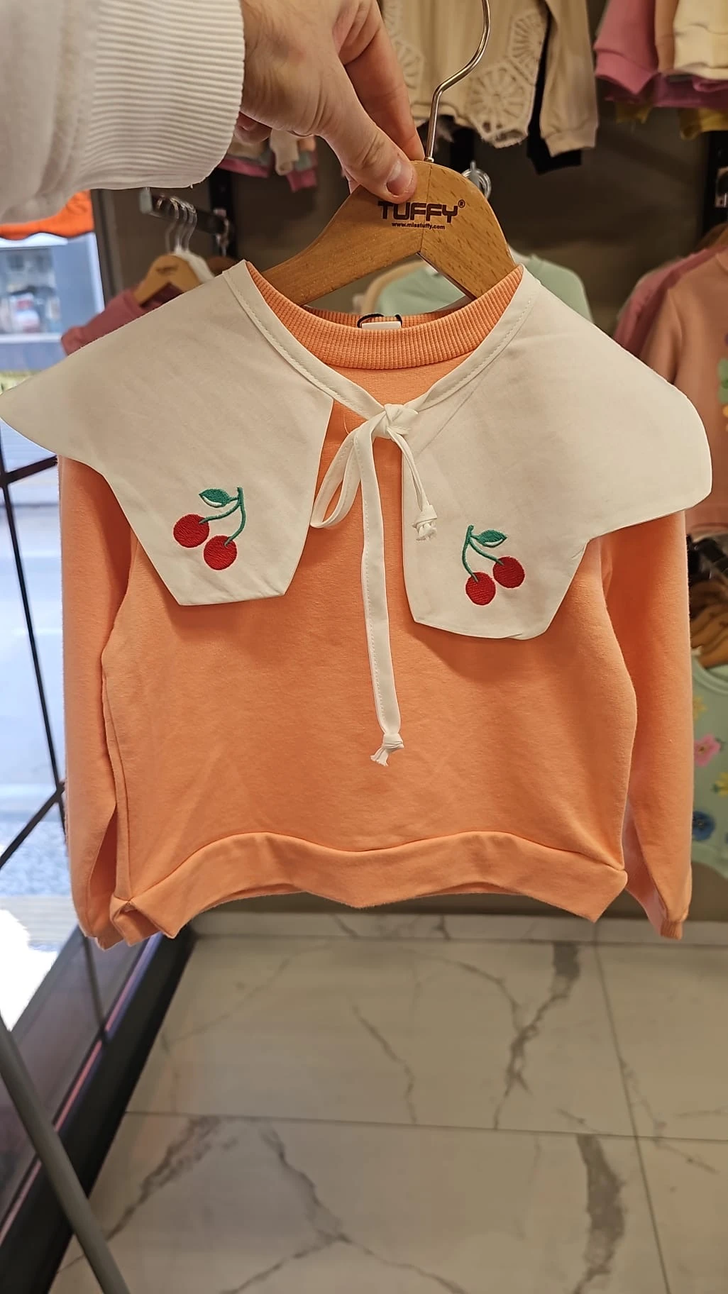 Kiraz Detaylı Yakalı Sweatshirt