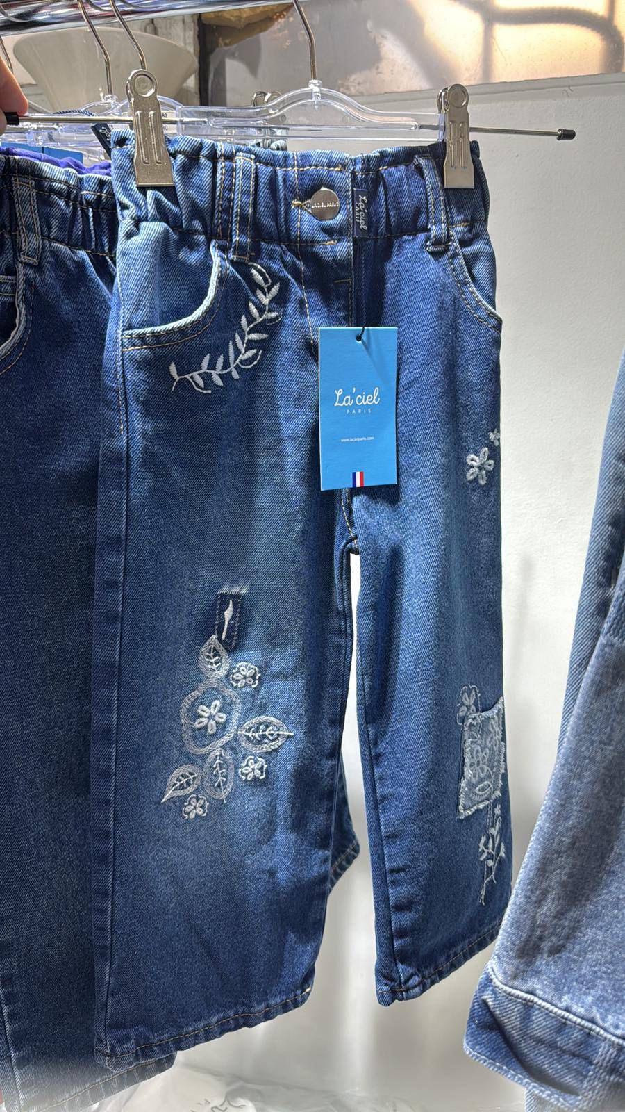 Mavi Çiçek Detaylı Kot Pantolon 