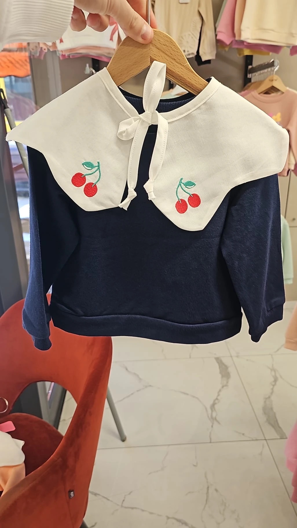 Kiraz Detaylı Yakalı Sweathshirt