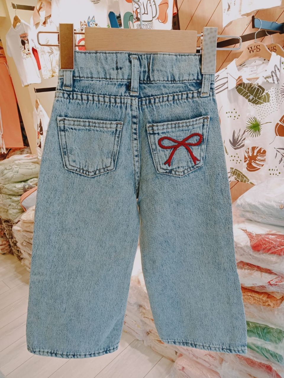 Kırmızı Fiyonk Detaylı Kot Pantolon