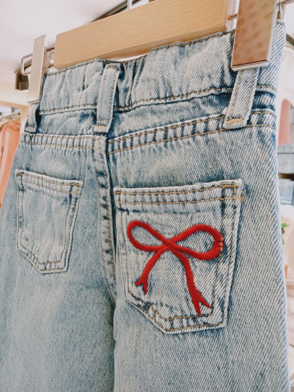 Kırmızı Fiyonk Detaylı Kot Pantolon
