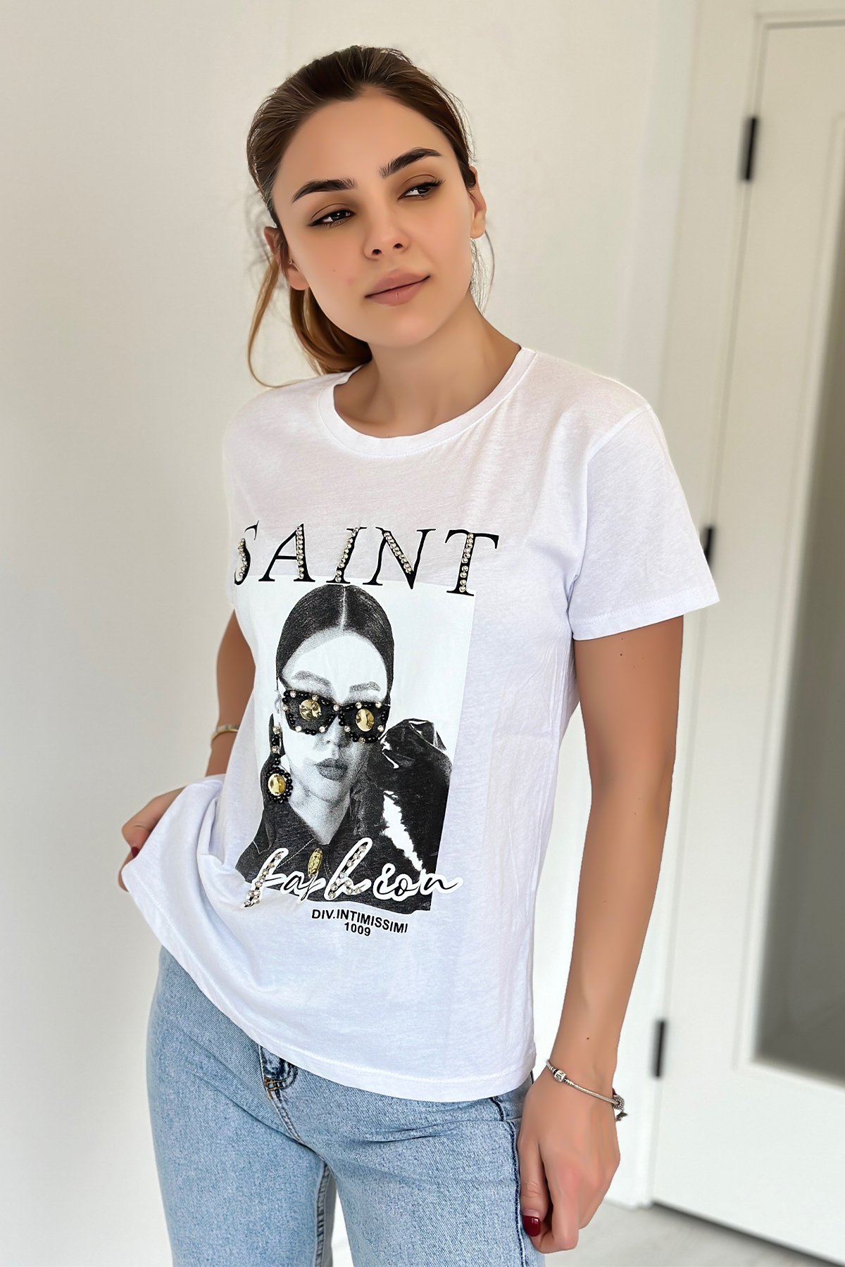 Beyaz Bisiklet Yaka Saint Baskılı T-shirt