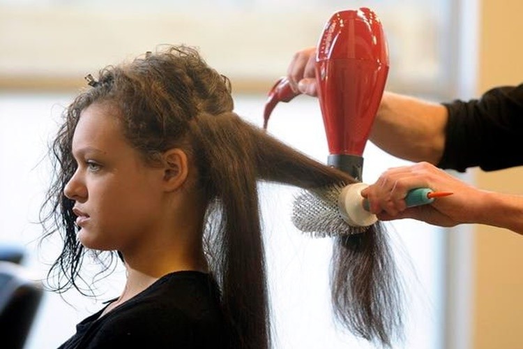 keratin, keratin bakım, yanan saç düzelir mi, yanmış saç, fönden yanan saç, fönden yanmış saç, fönden yanan saça ne yapılır, yıpranmış saç, yanan saç, kopan saç, kırık saç, yanmış saç görüntüsü, yanan saça ne iyi gelir, yanan saça ne yapılır, saçım yandı ne yapmalıyım, evde yanan saça ne yapılır, yanan saça bakım, evde keratin bakımı, yanan saça mucize, yanan saça çözüm, yanan saça çare, boyadan yanan saç, oryalden yanan saç, açıcıdan yanan saç, yanmış saç nasıl olur, yanmış saç nasıl anlaşılır, yanan saçın belirtileri nelerdir,