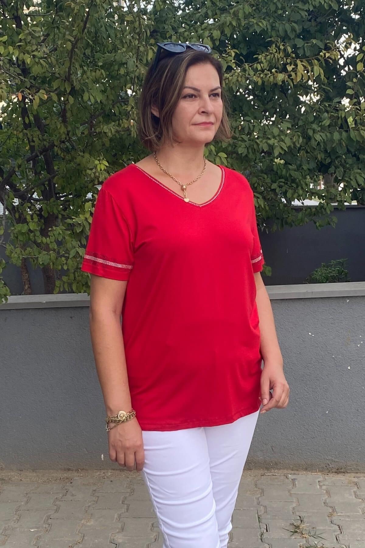 Büyük Beden Kırmızı Yakası Taş Detaylı Bluz