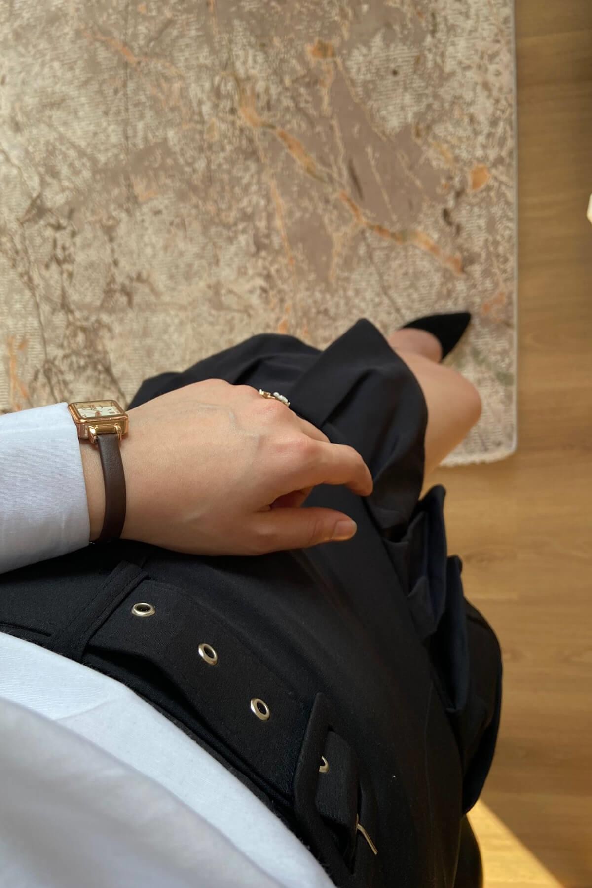 Kadın Siyah Kemerli Detaylı Mini Etek