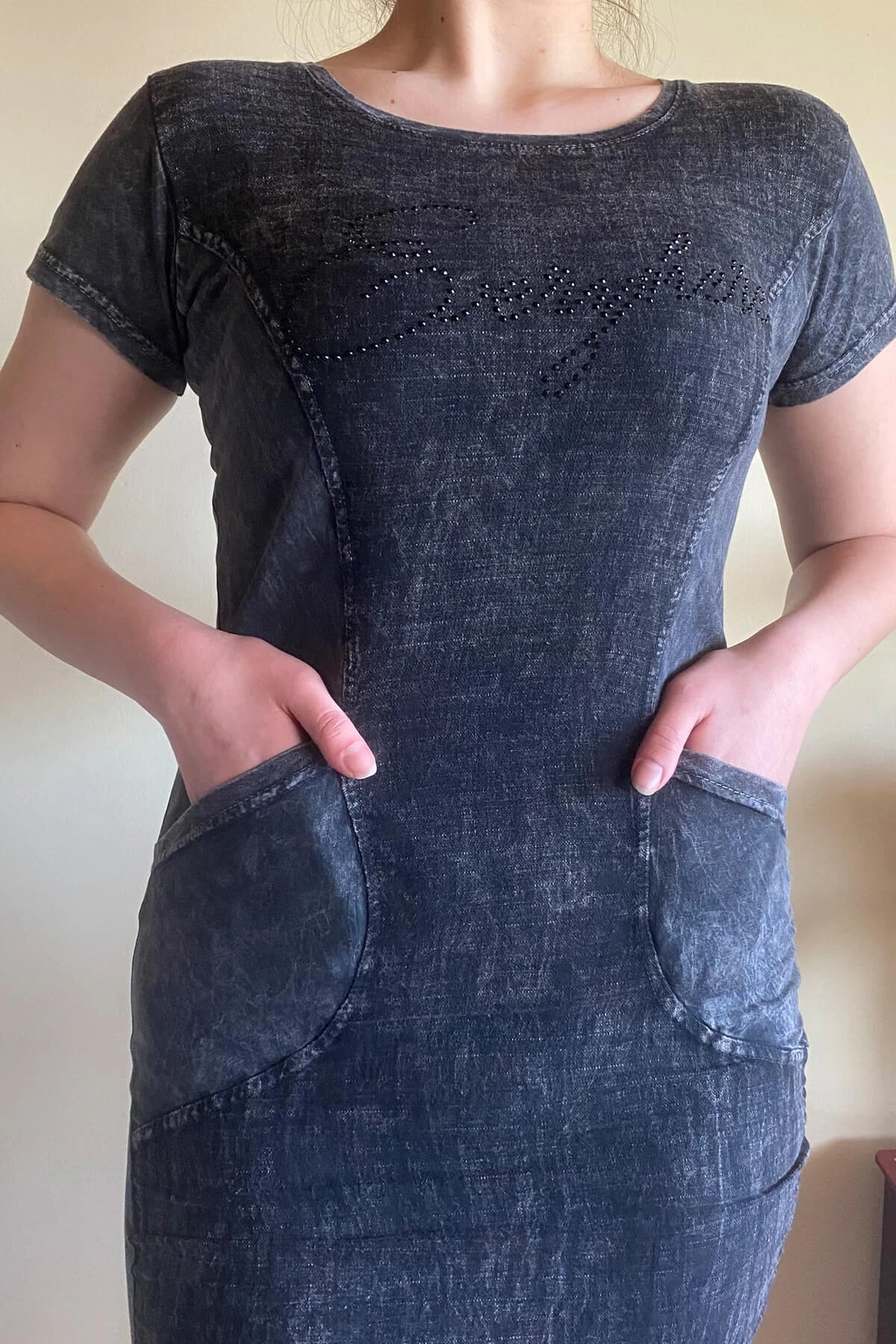 Kadın Önü Yazılı Taşlarla Süslenmiş Siyah Elbise