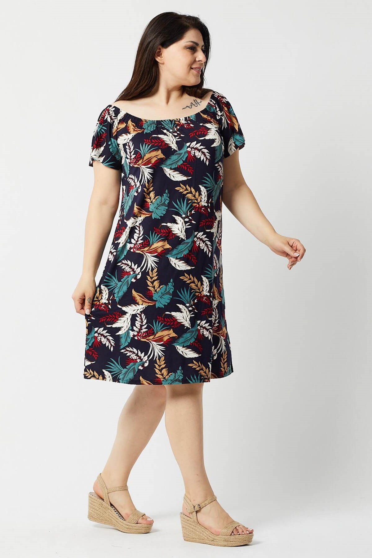 Büyük Beden Yaprak Desenli Madonna Yaka Elbise