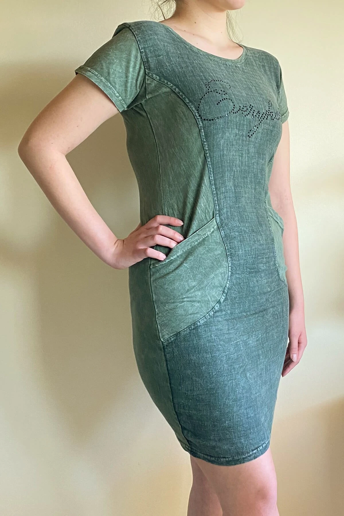 Kadın Önü Yazılı Taşlarla Süslenmiş Haki Elbise