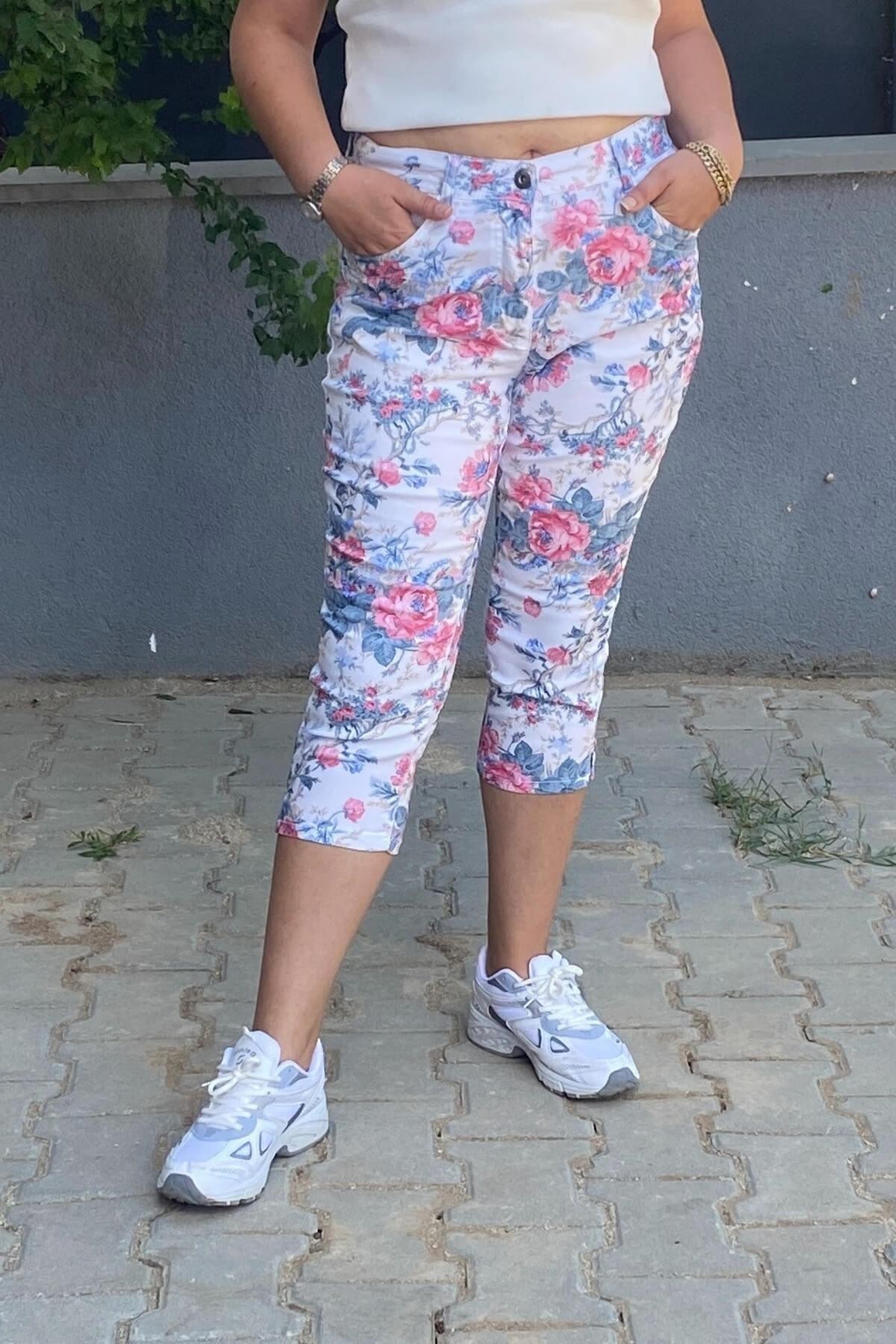 Kadın Beyaz-Pembe Çicekli Kot Kapri