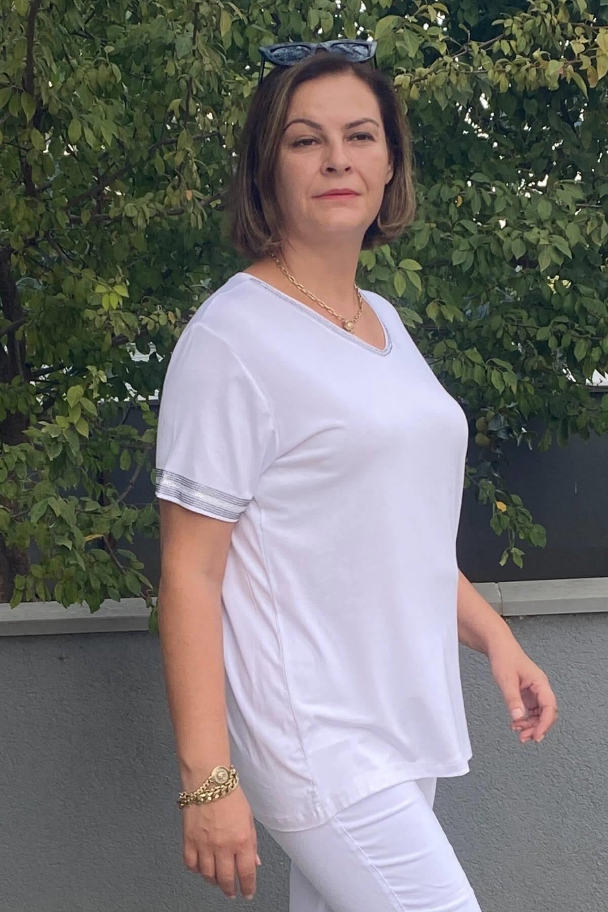 Büyük Beden Beyaz Yakası Taş Detaylı Bluz