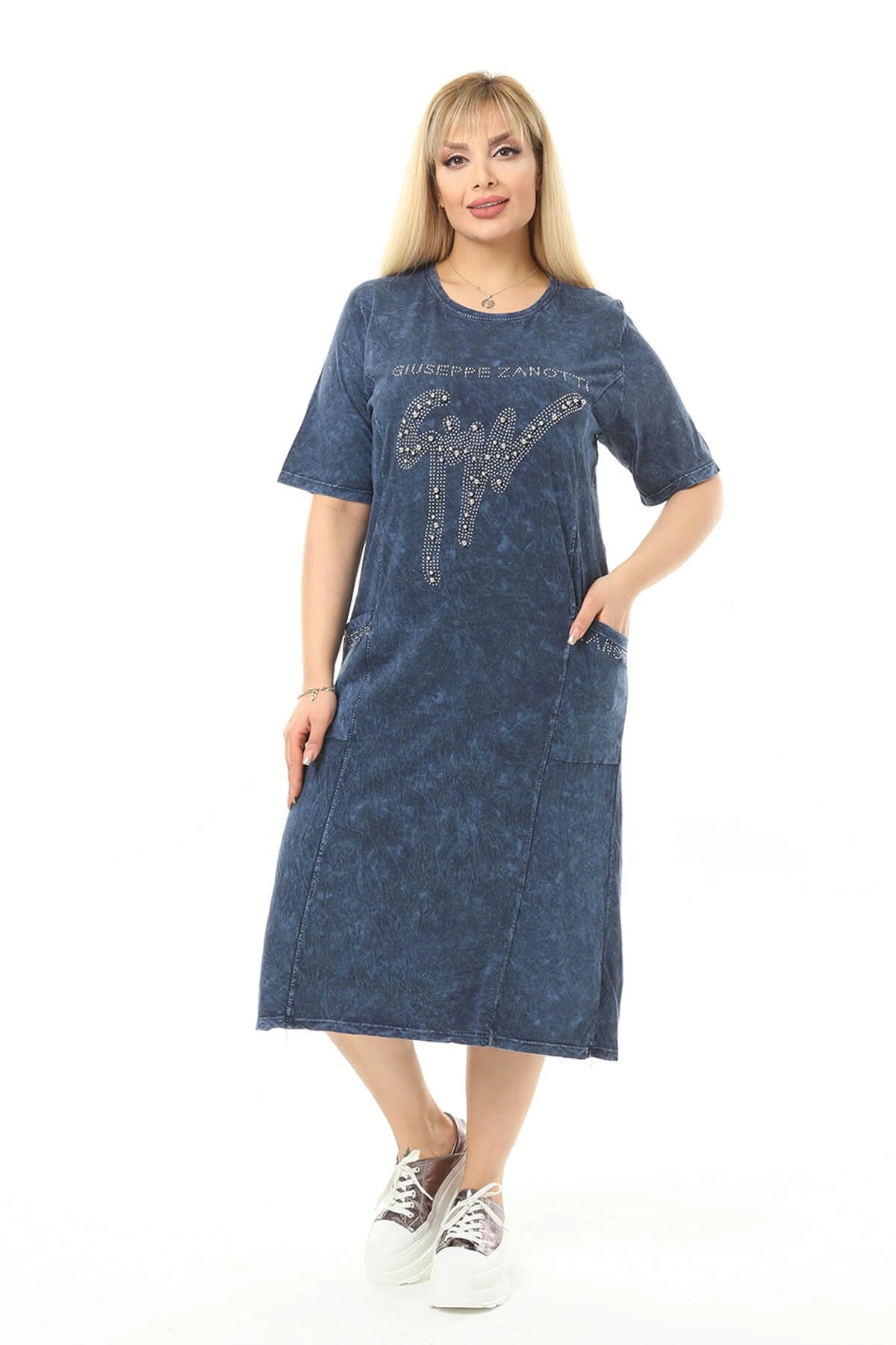 Büyük Beden Lacivert Zimbalarla Süslenmiş Elbise