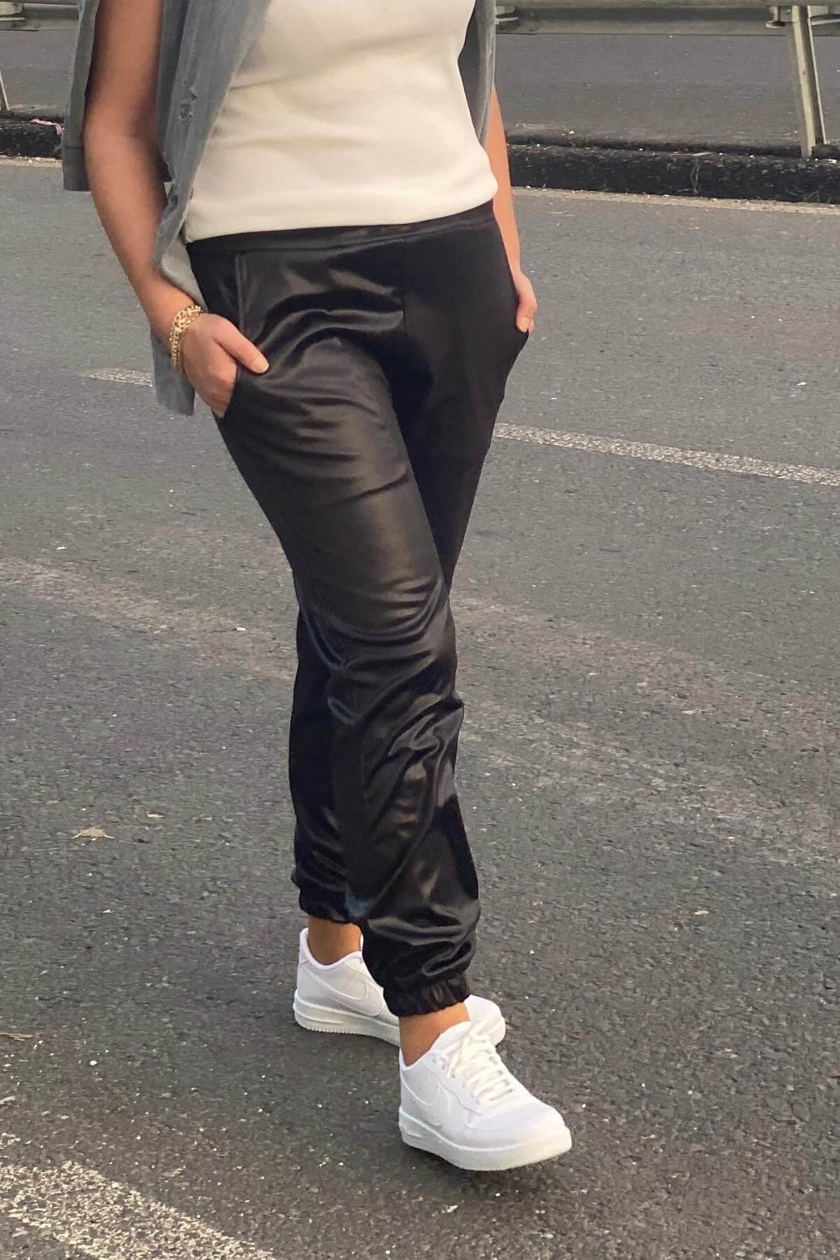 Kadın Siyah Deri Görünümlü Paçası Lastikli Pantolon