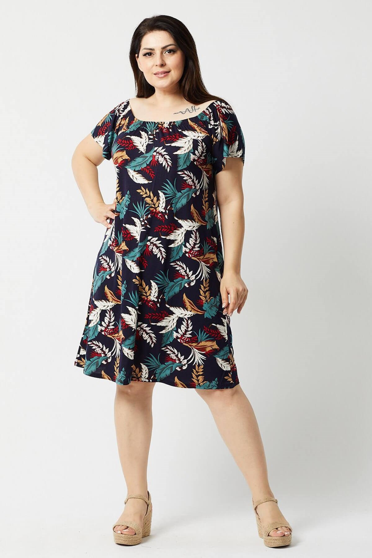 Büyük Beden Yaprak Desenli Madonna Yaka Elbise