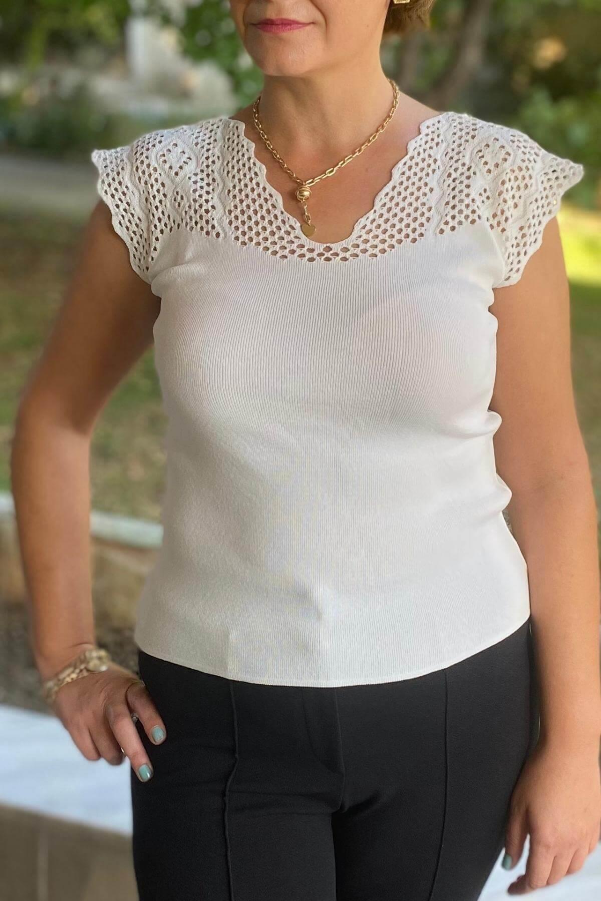 Kadın Beyaz Sıfır Kol Ajurlu Triko Bluz