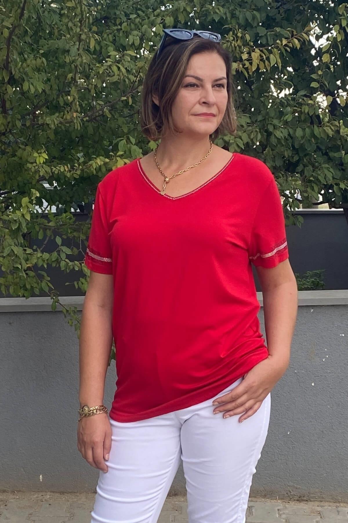 Büyük Beden Kırmızı Yakası Taş Detaylı Bluz