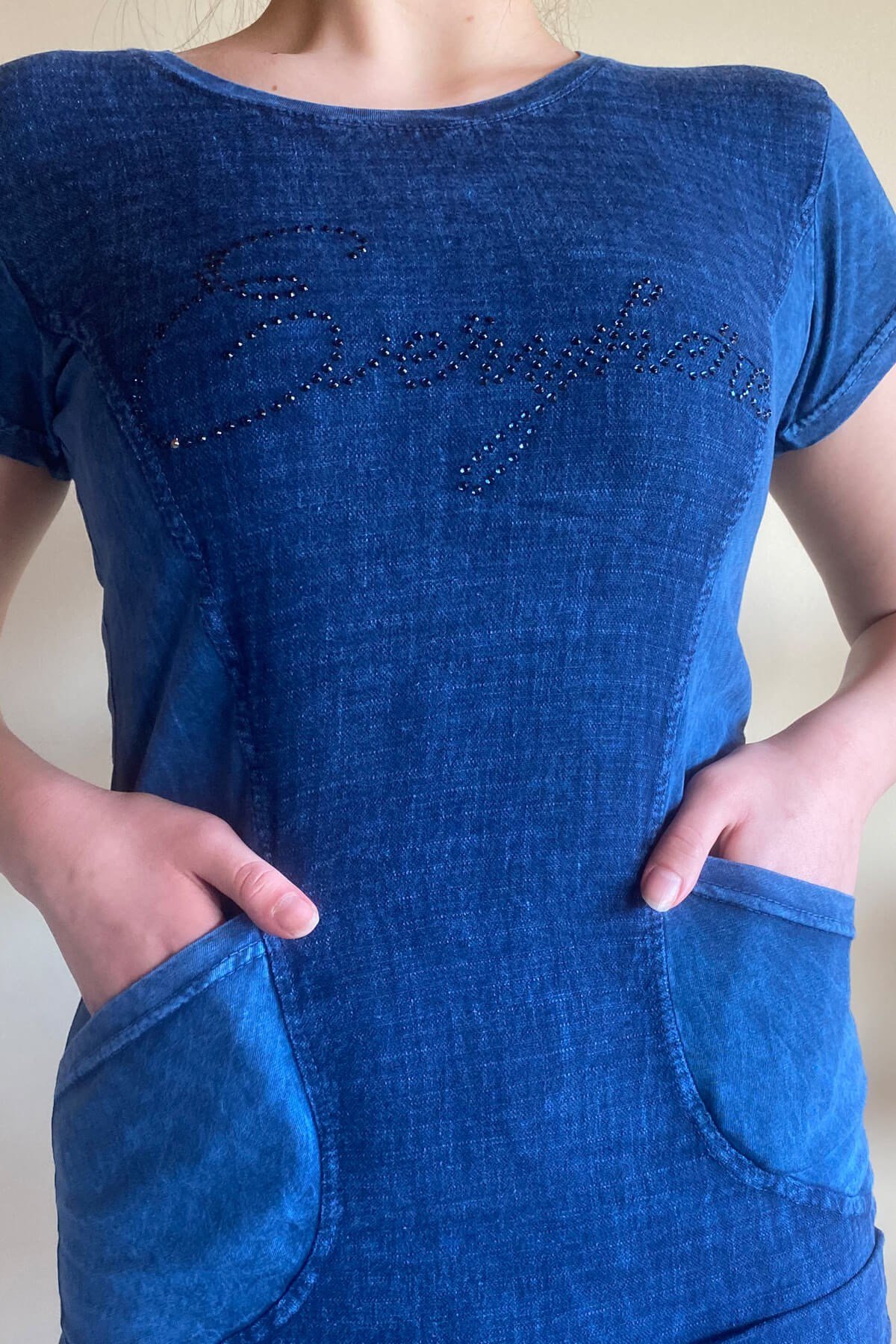 Kadın Önü Yazılı Taşlarla Süslenmiş Lacivert Elbise