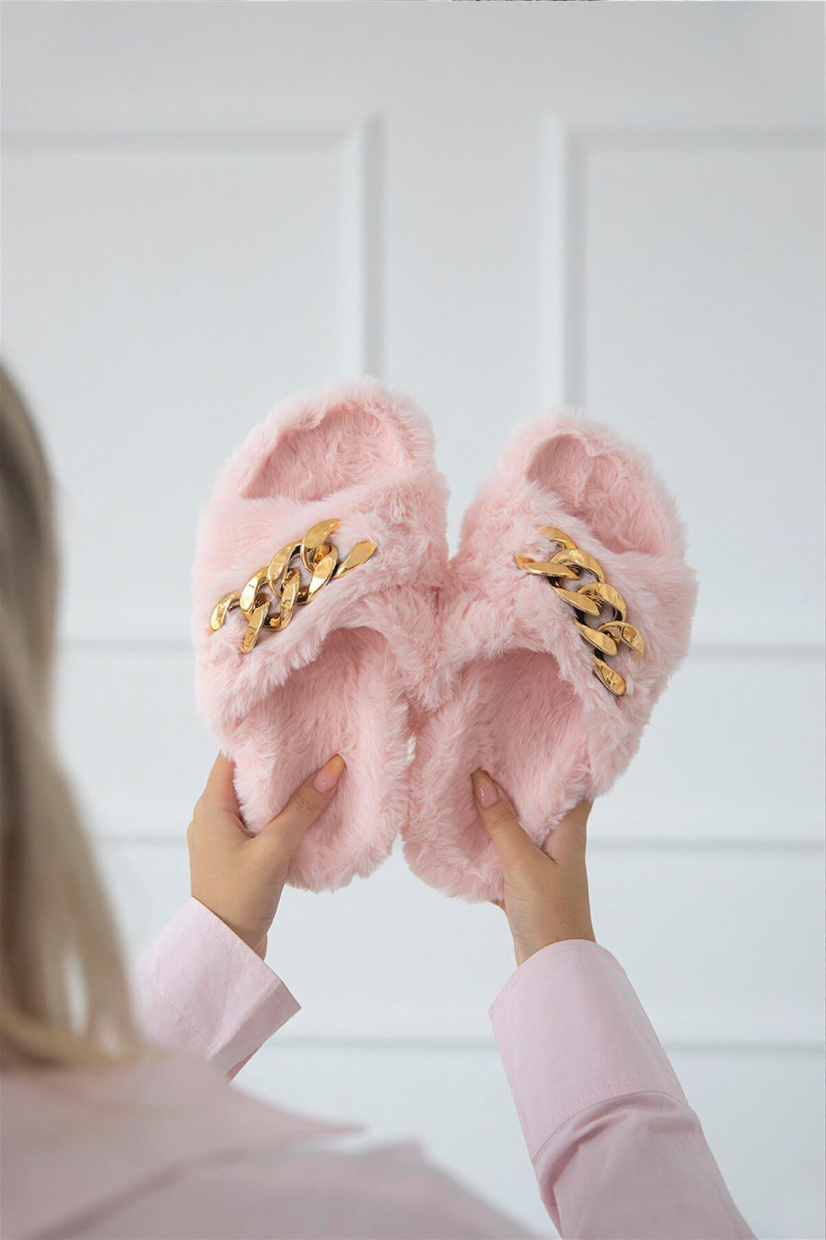 Kadın Pembe Zincir Detaylı Peluş Ev Terliği