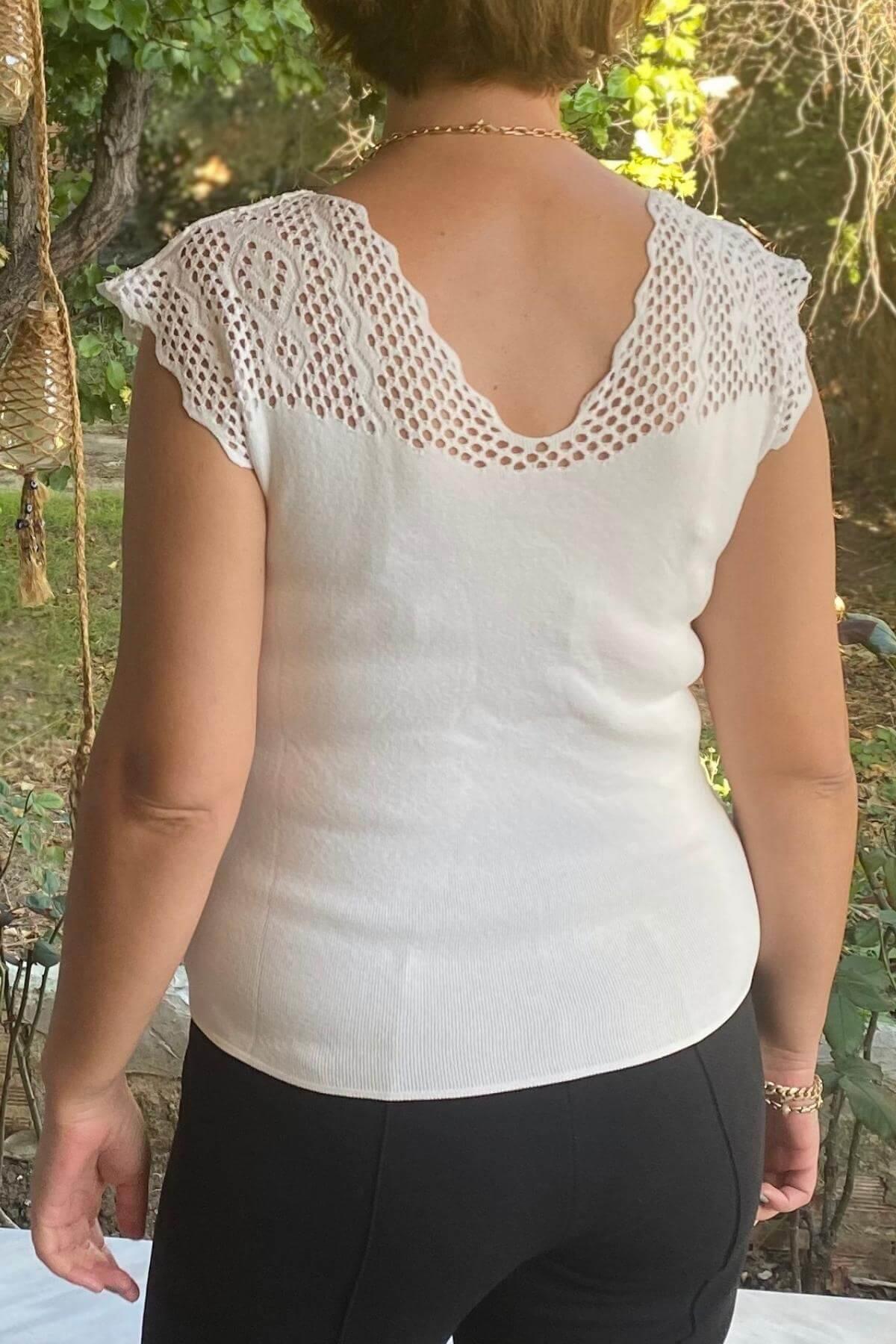 Kadın Beyaz Sıfır Kol Ajurlu Triko Bluz