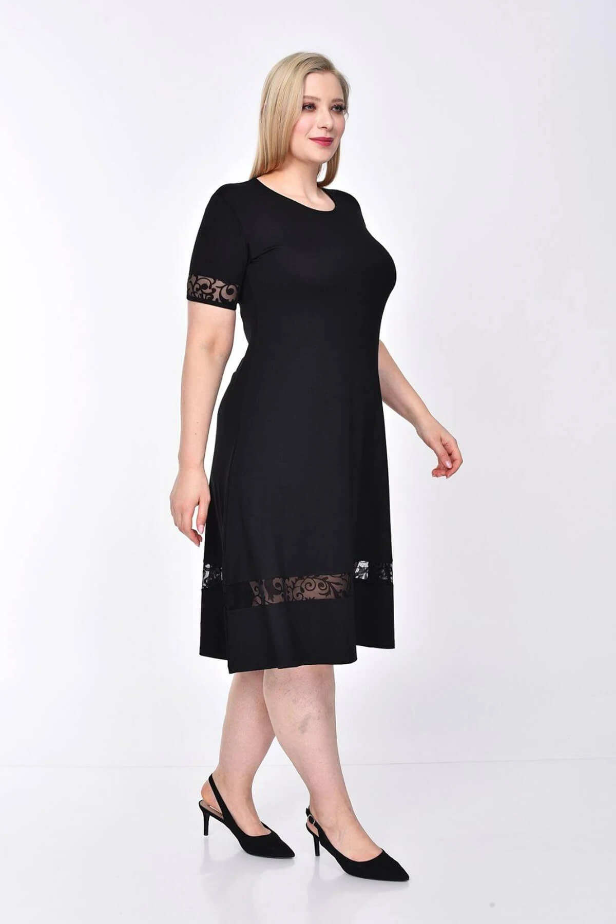 Büyük Beden Siyah Kolları ve Eteği Dantelli Midi Elbise
