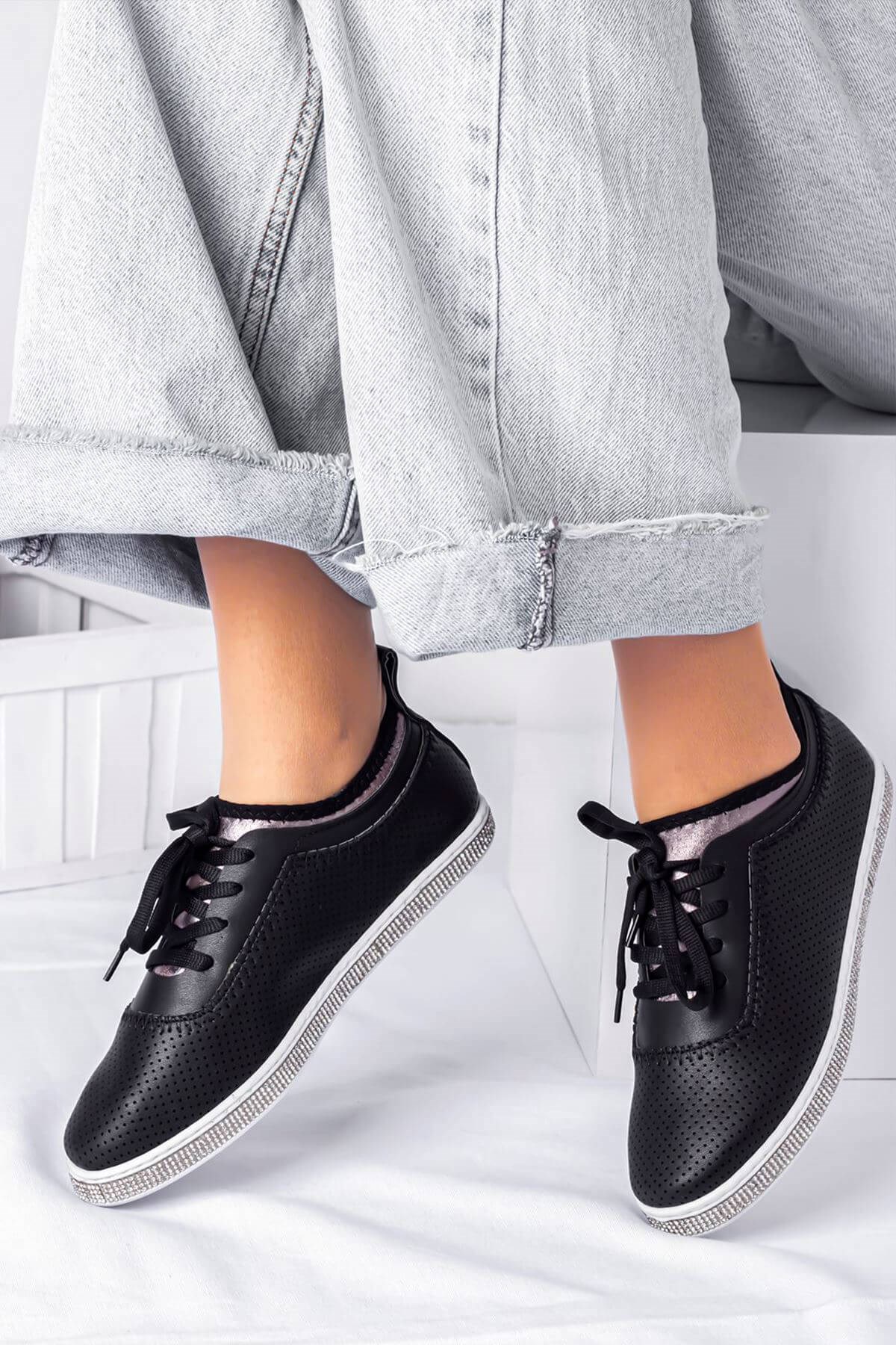 Kadın Taşlı Bağcıklı Siyah Spor Ayakkabı