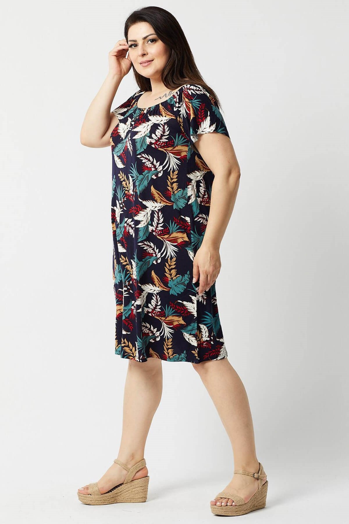 Büyük Beden Yaprak Desenli Madonna Yaka Elbise