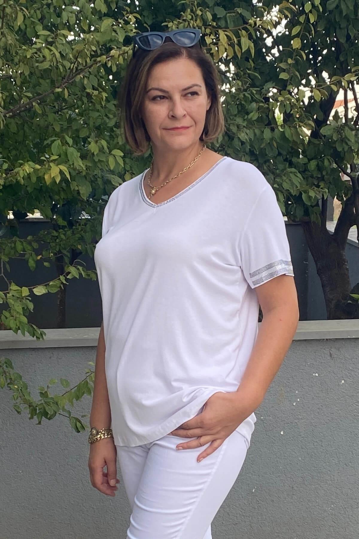 Büyük Beden Beyaz Yakası Taş Detaylı Bluz