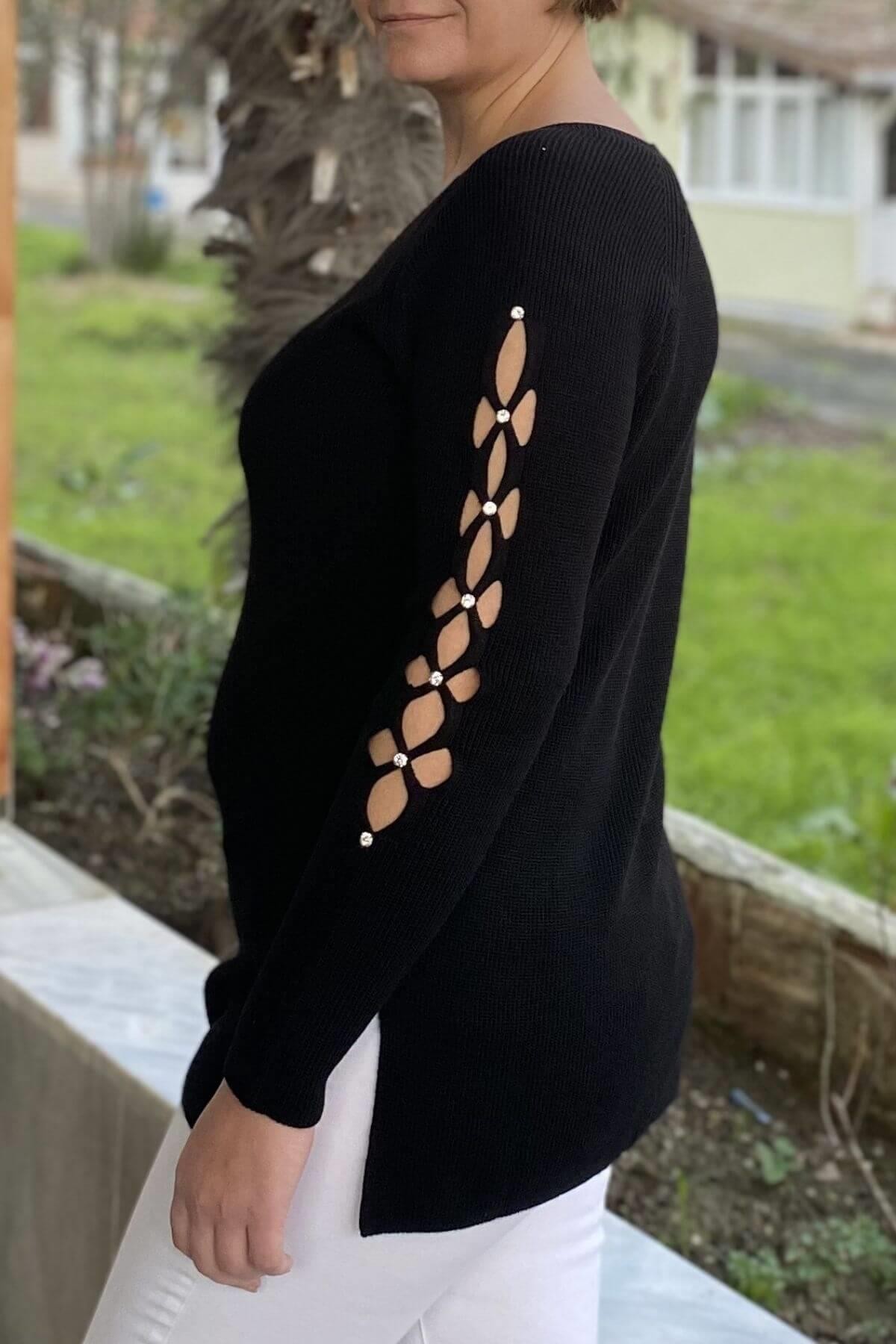 Büyük Beden Koları Taş Detaylı Siyah Triko Bluz