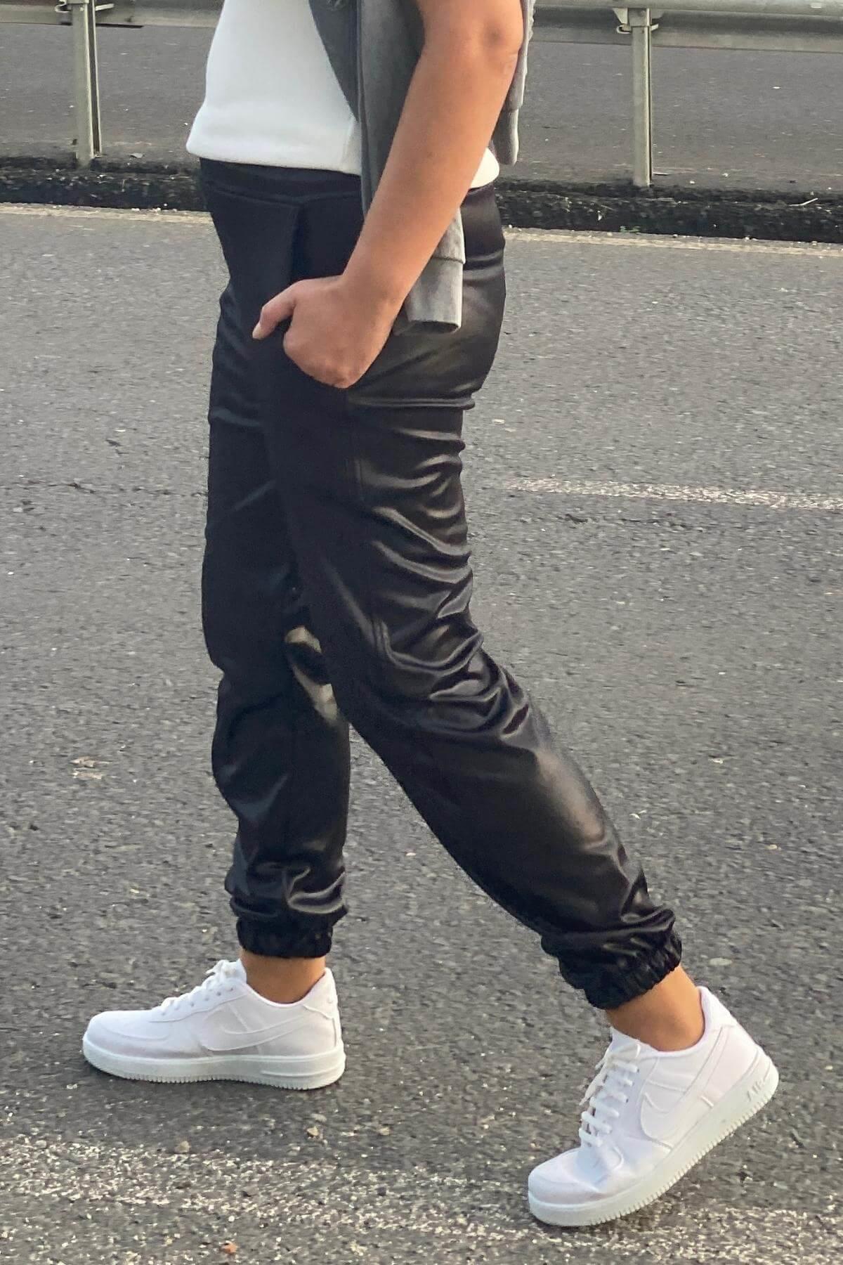 Kadın Siyah Deri Görünümlü Paçası Lastikli Pantolon