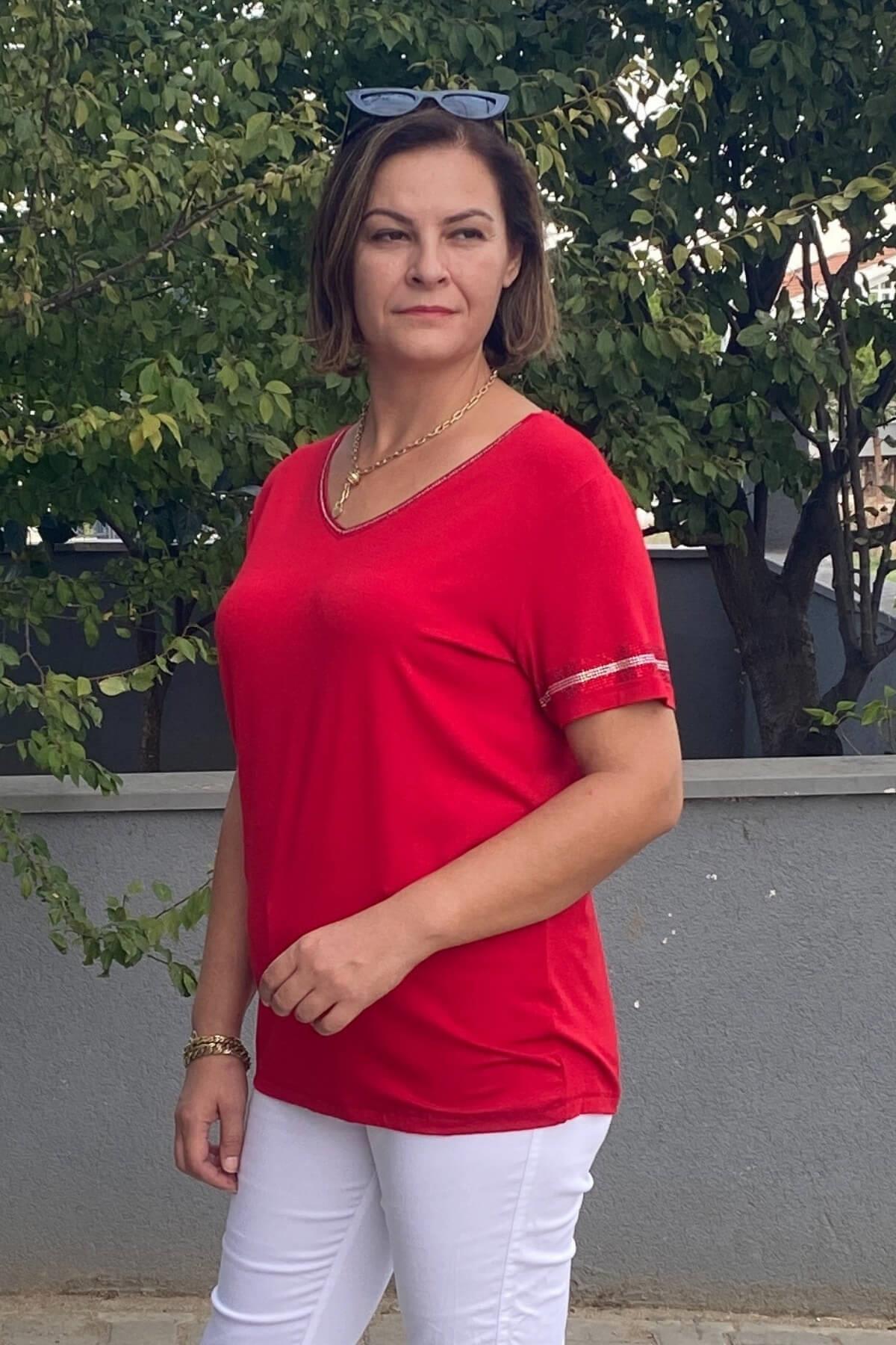 Büyük Beden Kırmızı Yakası Taş Detaylı Bluz