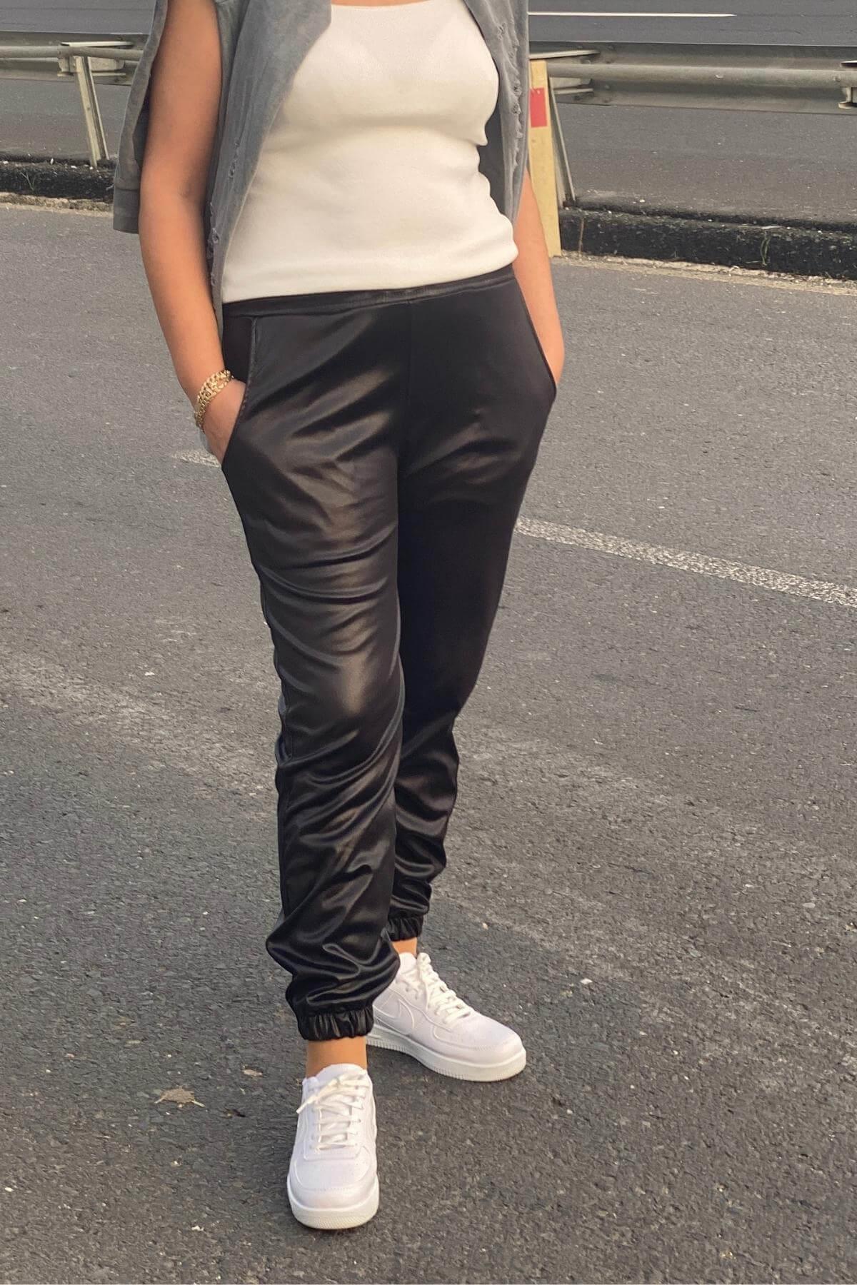 Kadın Siyah Deri Görünümlü Paçası Lastikli Pantolon