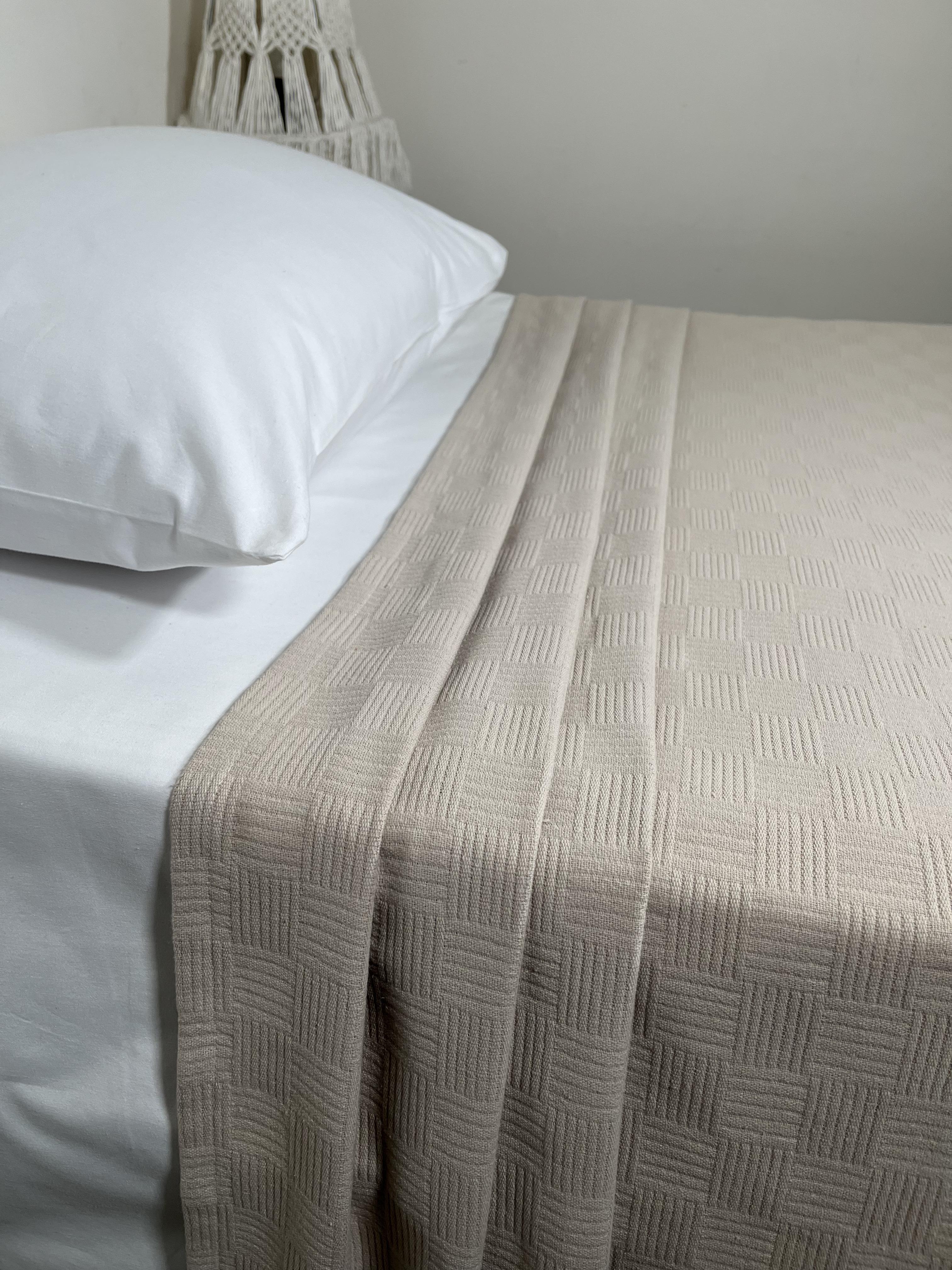 KÜÇÜK DAMA DESEN %100 PAMUK  YATAK ÖRTÜSÜ LÜX OTEL TİPİ PİKE - BEJ