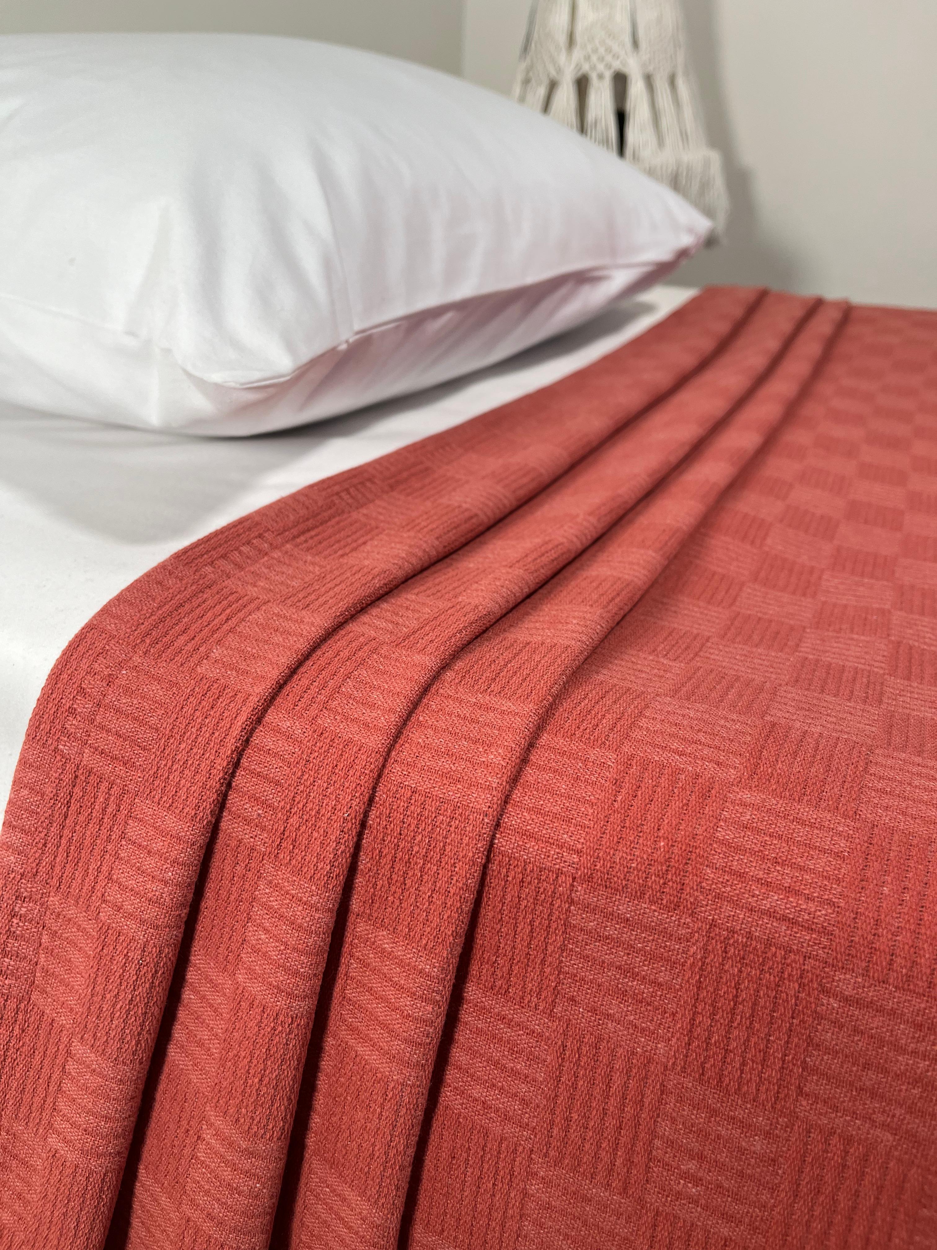 KÜÇÜK DAMA DESEN %100 PAMUK  YATAK ÖRTÜSÜ LÜX OTEL TİPİ PİKE - MERCAN
