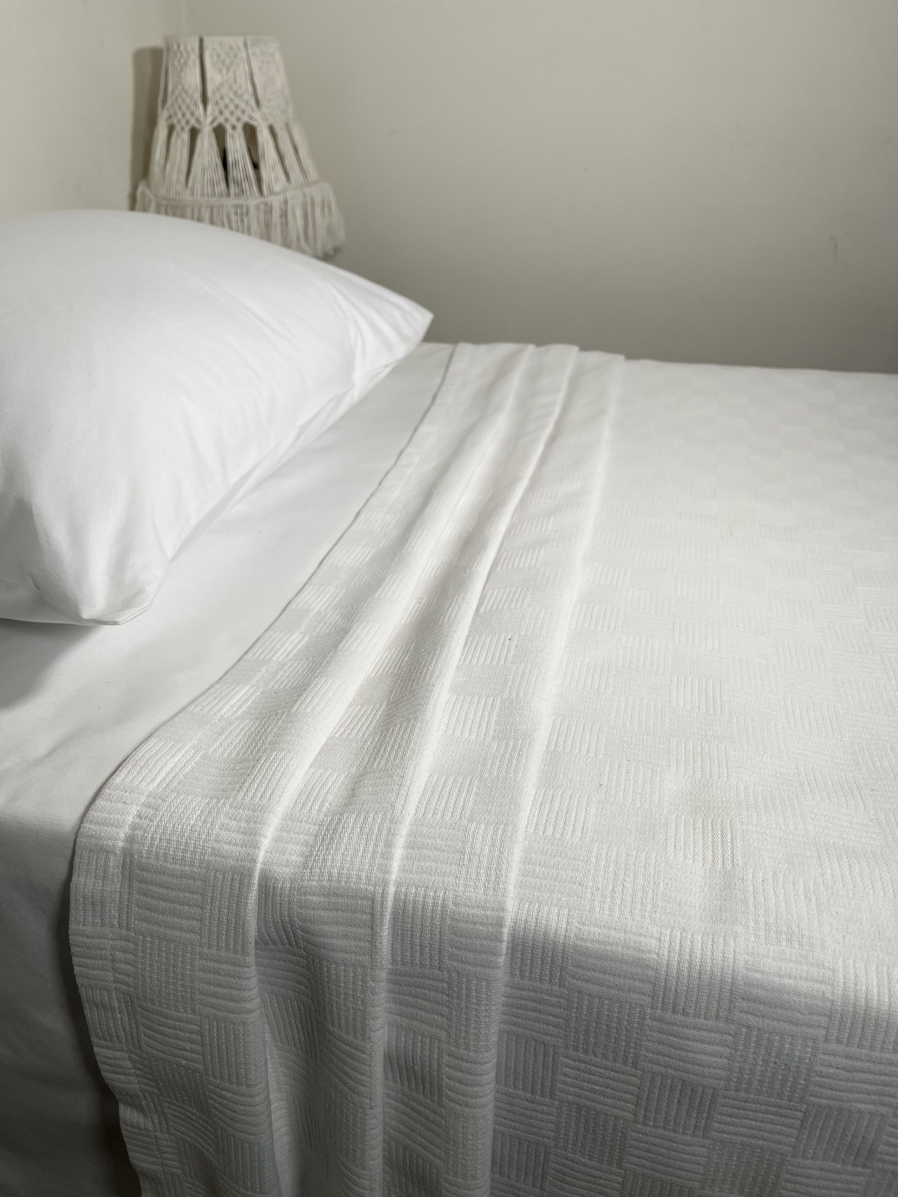 KÜÇÜK DAMA DESEN %100 PAMUK  YATAK ÖRTÜSÜ LÜX OTEL TİPİ PİKE - BEYAZ