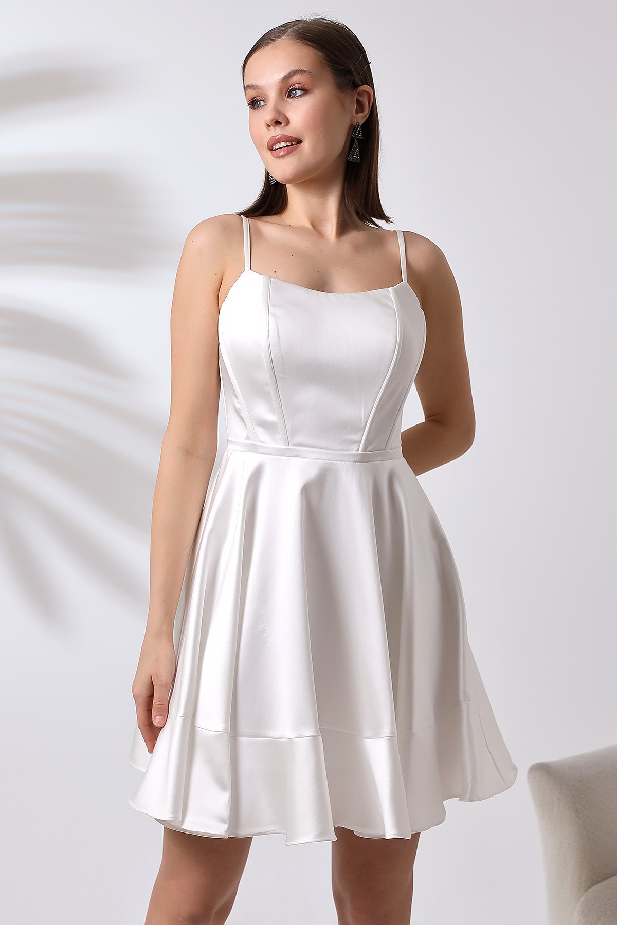Beyaz İnce Askılı Pileli Saten Mini Abiye Elbise KLS4380