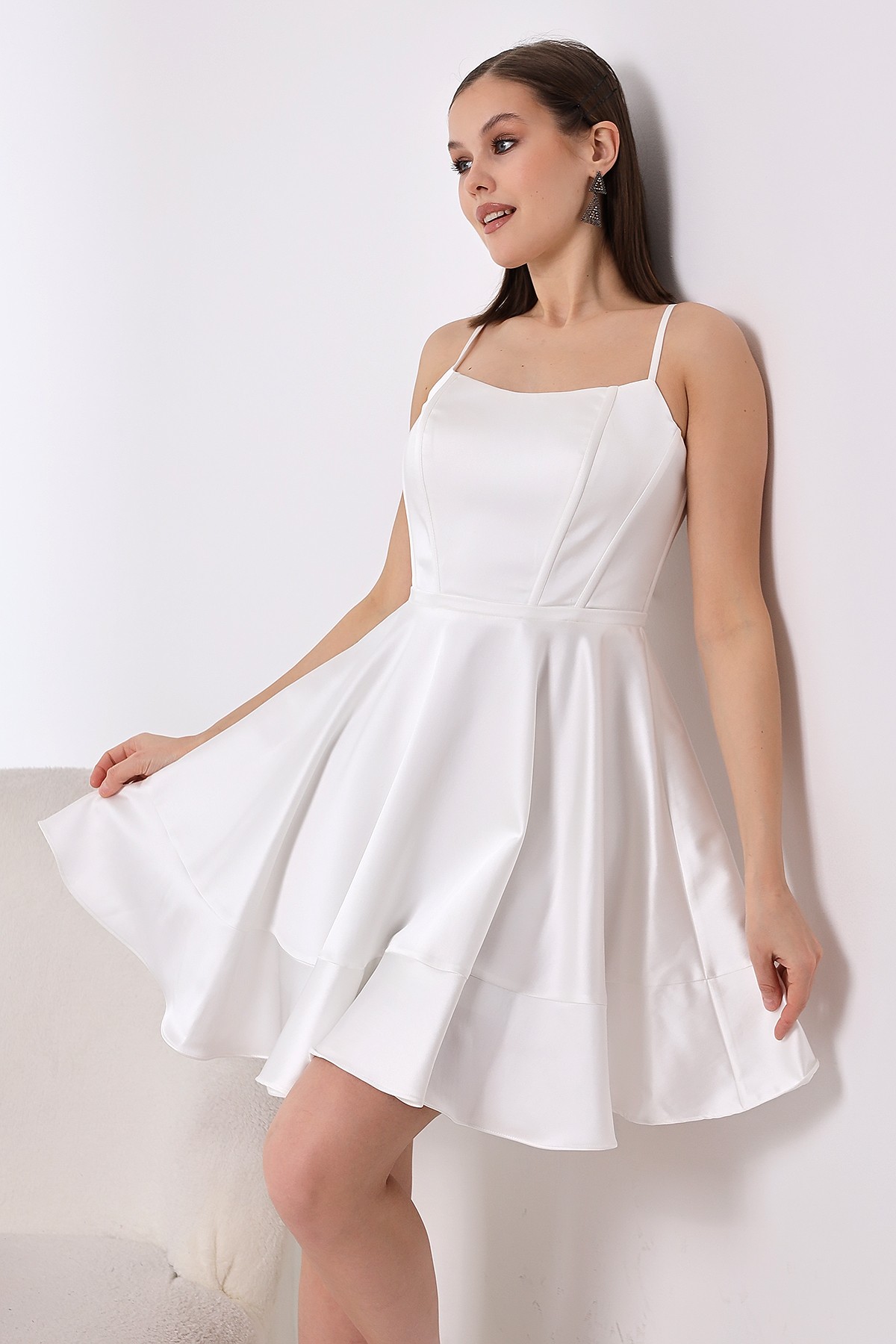 Beyaz İnce Askılı Pileli Saten Mini Abiye Elbise KLS4380