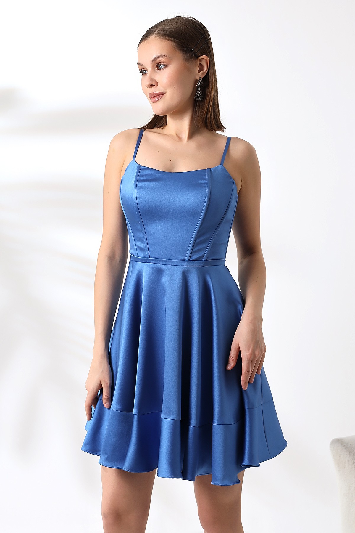 İndigo Mavi İnce Askılı Pileli Saten Mini Abiye Elbise KLS4380