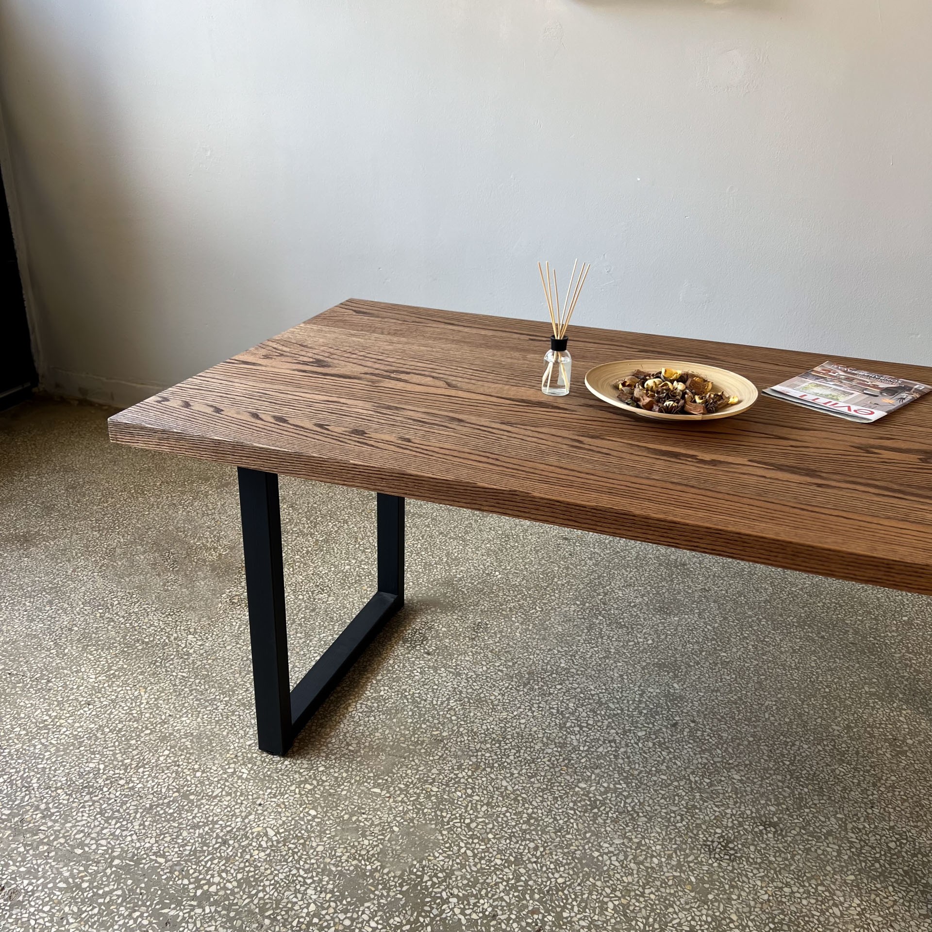 Industrial Modern Ahşap Yemek Masası – Masif Meşe & Metal Ayaklı