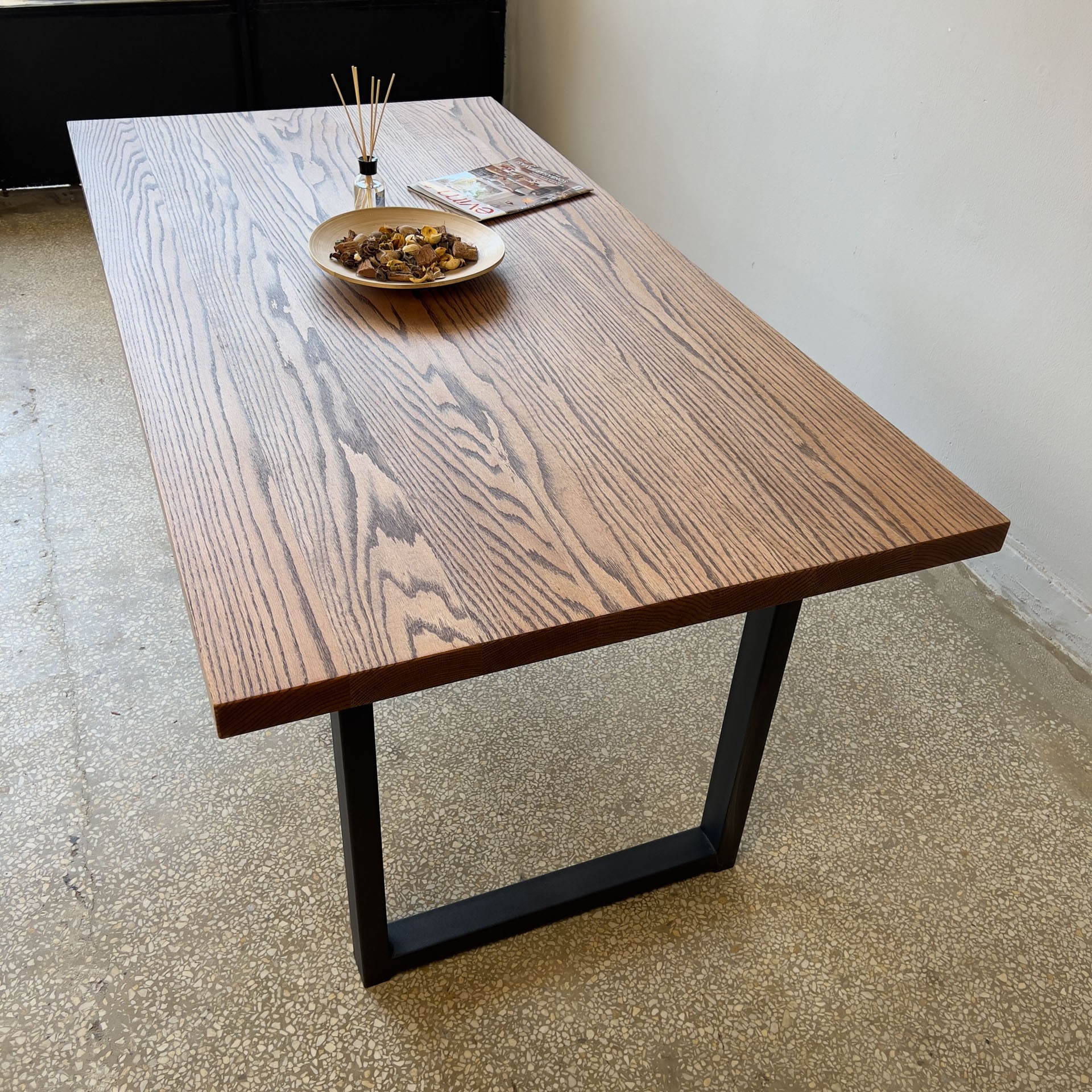 Industrial Modern Ahşap Yemek Masası – Masif Meşe & Metal Ayaklı