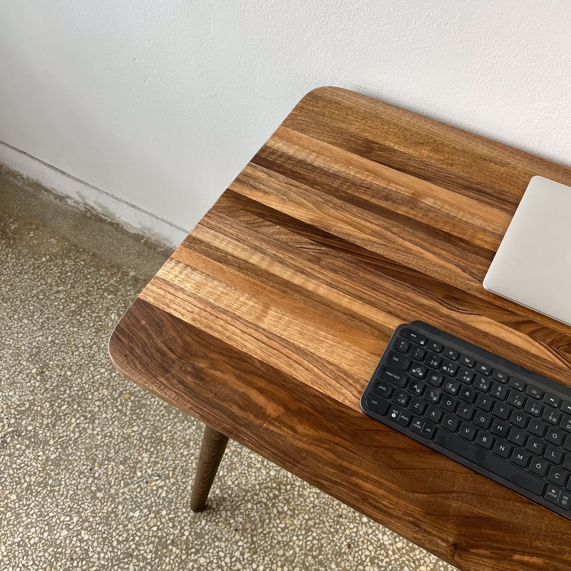 Reclaimed Ceviz Ahşap Çalışma Masası | Konik Ayaklı Minimal Tasarım